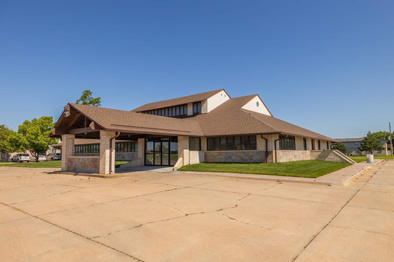 1712 E 23rd Ave, Hutchinson, KS 67502