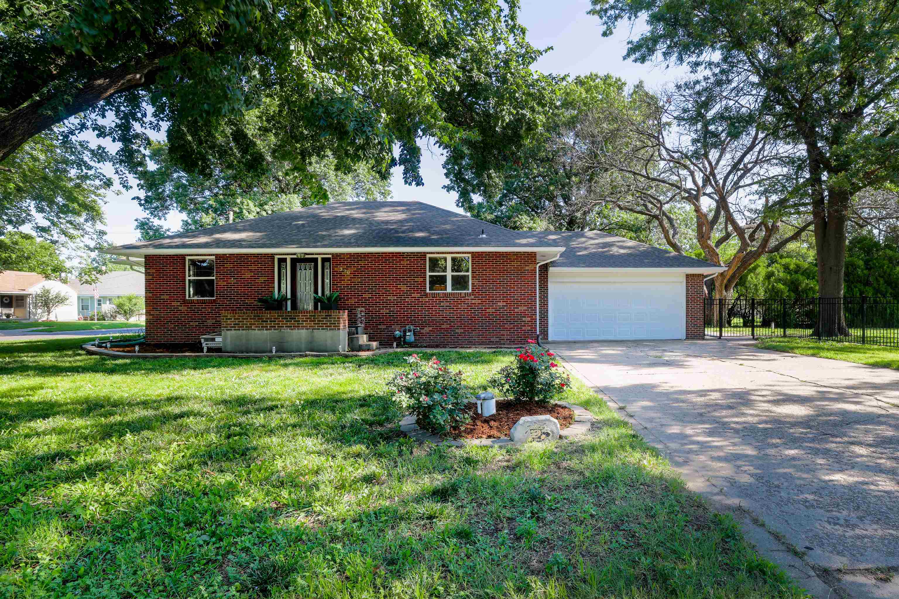 320 S 3rd St, Colwich, KS 67030