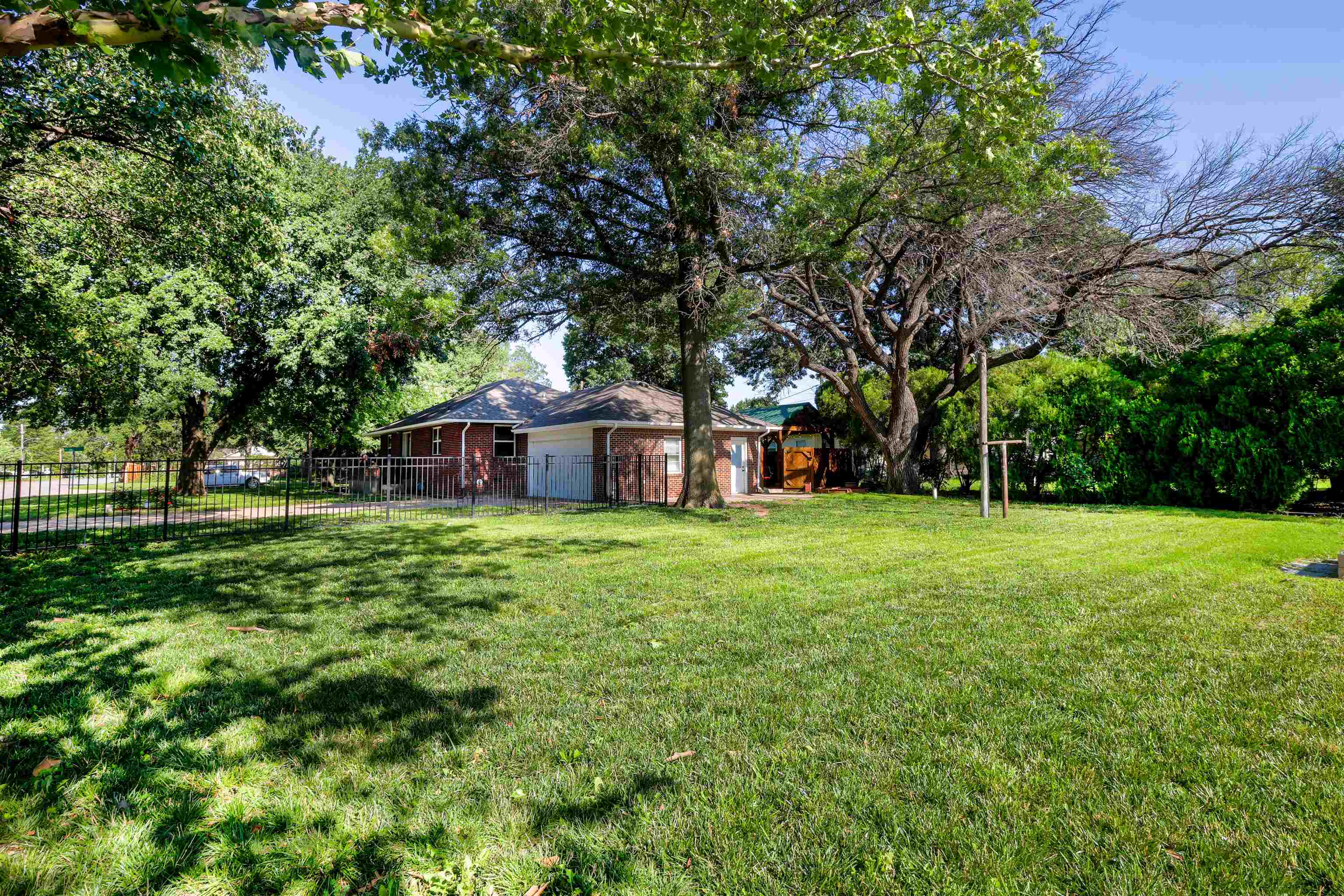 320 S 3rd St, Colwich, KS 67030