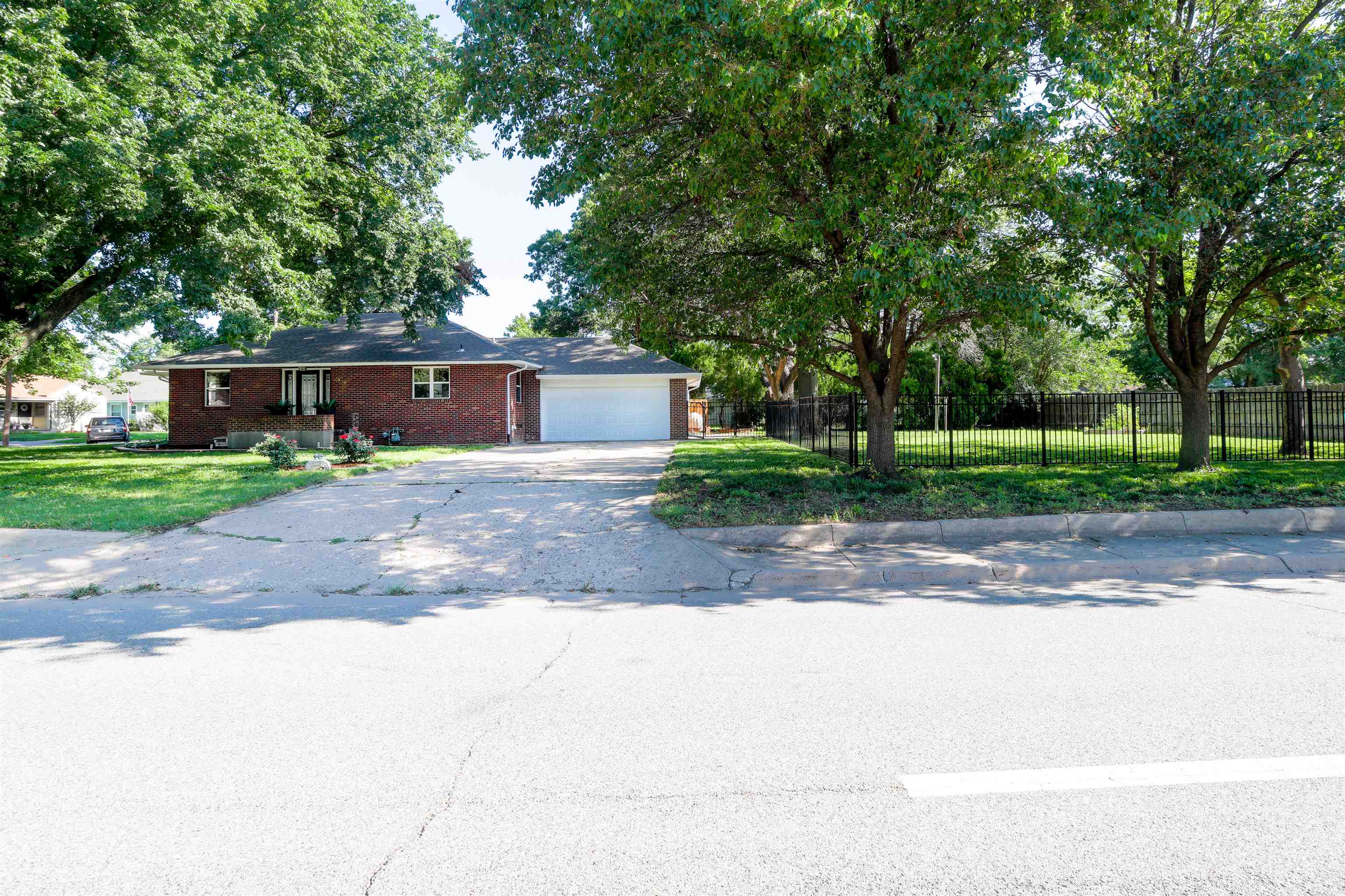 320 S 3rd St, Colwich, KS 67030