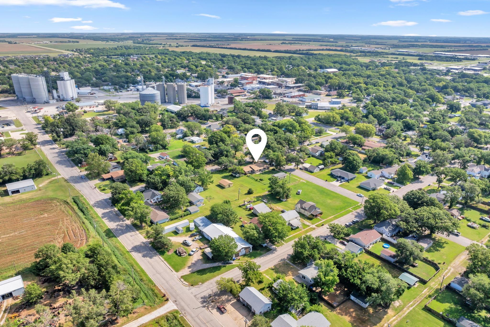 401 S Edwards Ave, Moundridge, KS 67107