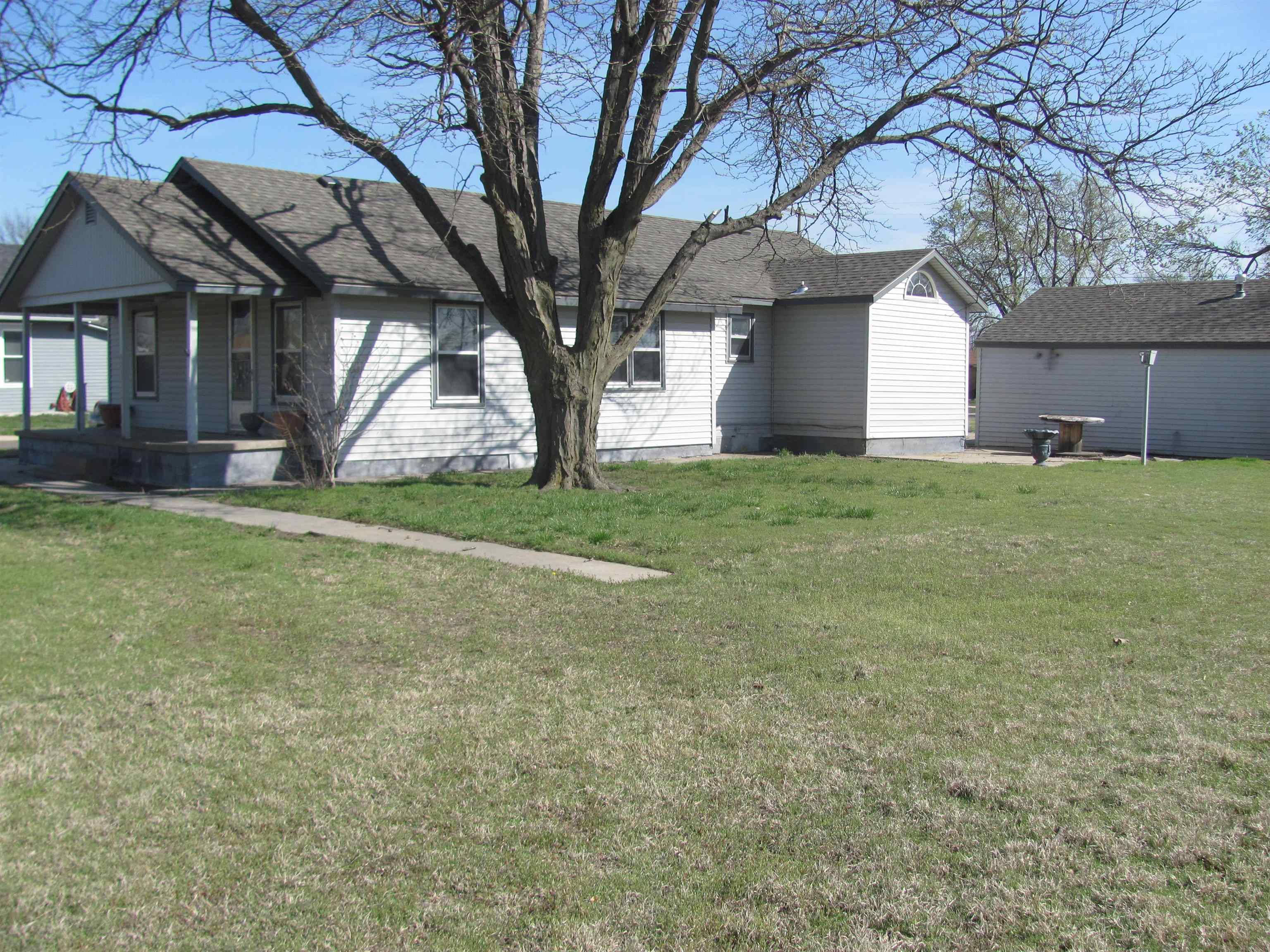 229 E Avenue E, South Hutchinson, KS 67505