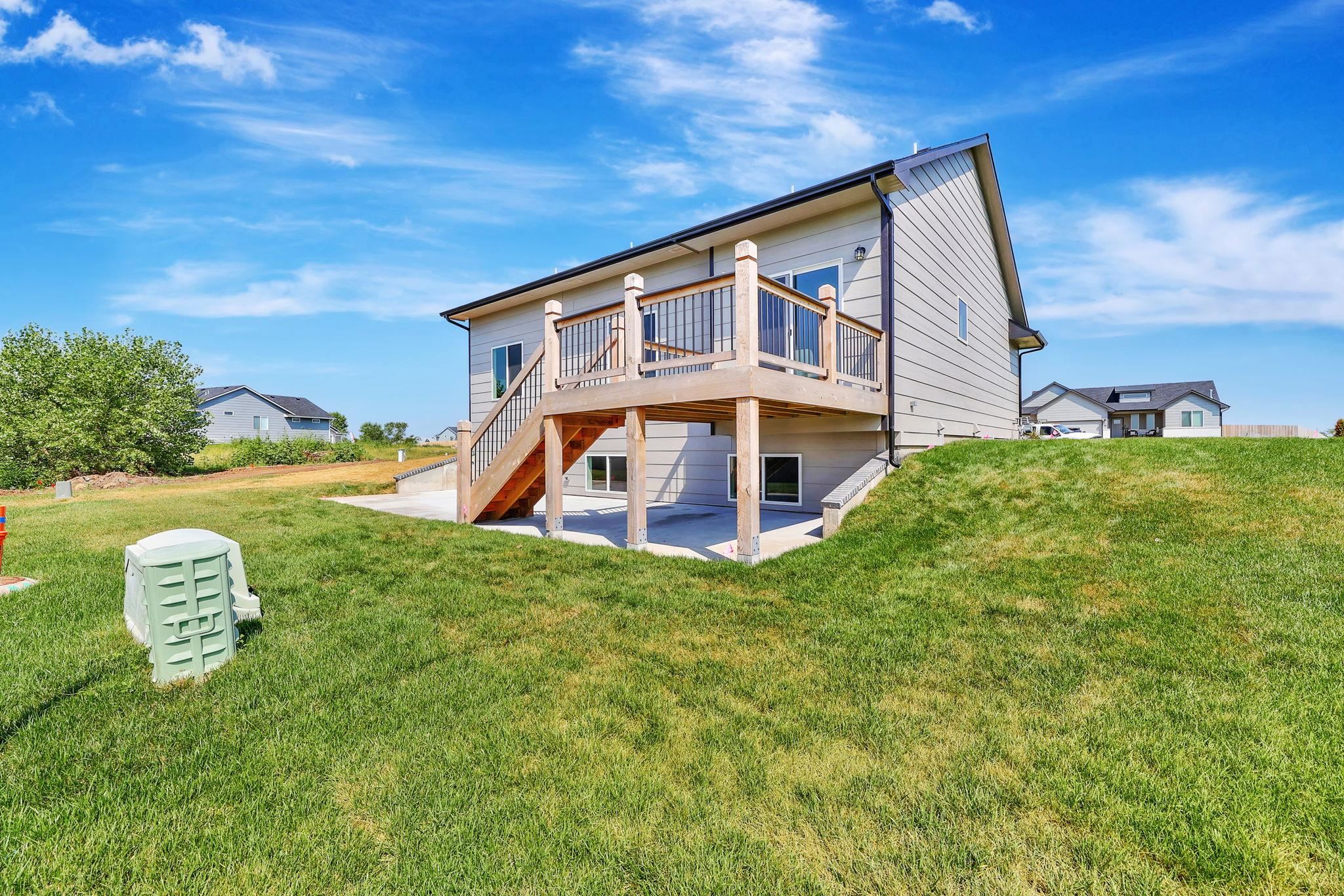 141 E Poplar Cir, Goddard, KS 67052
