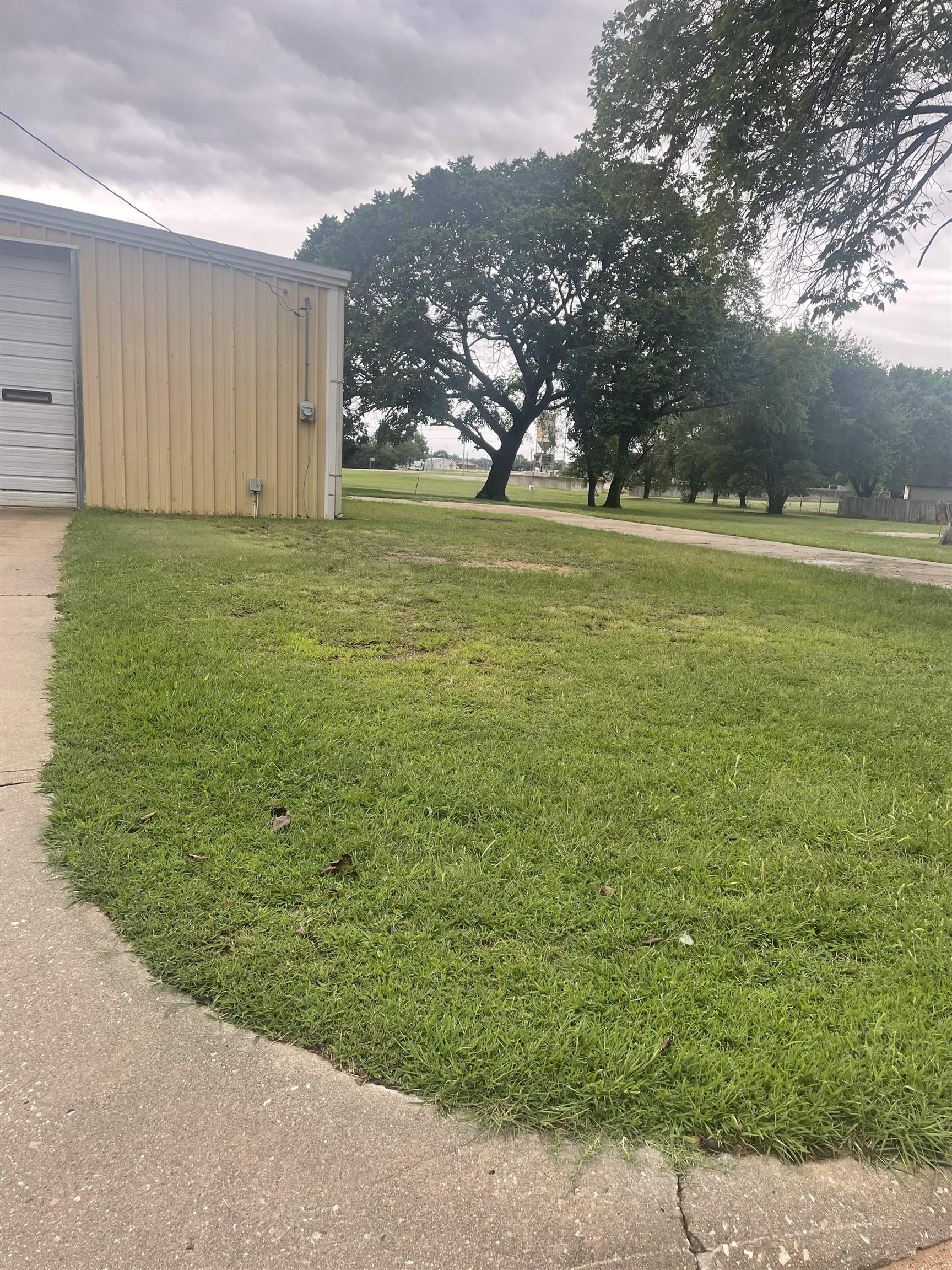 903 E 8th St, Harper, KS 67058