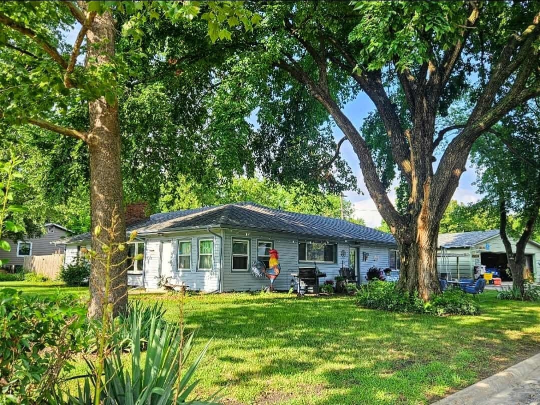 202 N Locust St, Whitewater, KS 67154