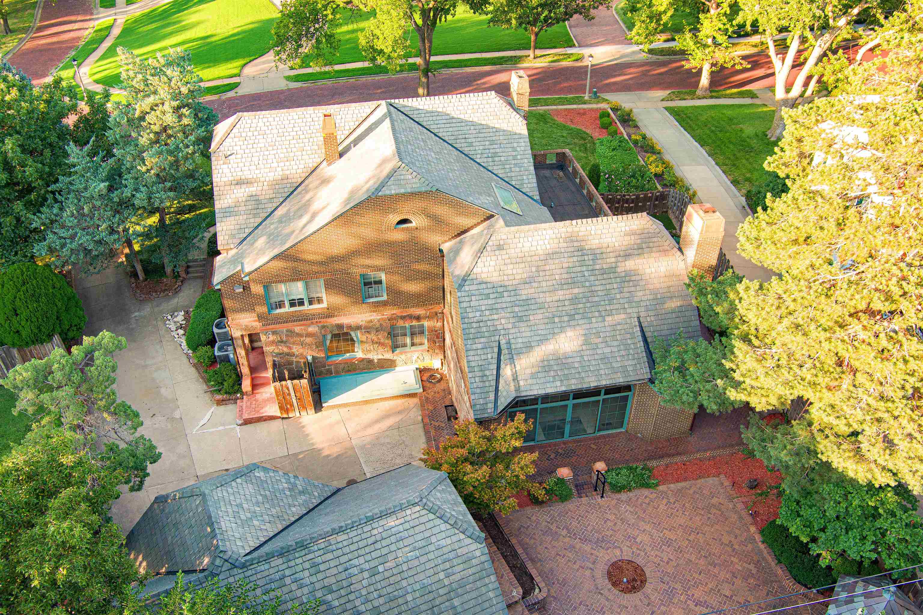 8 Crestview Dr, Salina, KS 67401