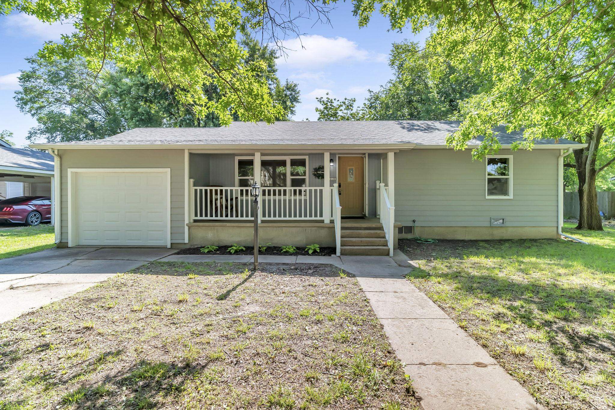 218 N Locust St, Whitewater, KS 67154