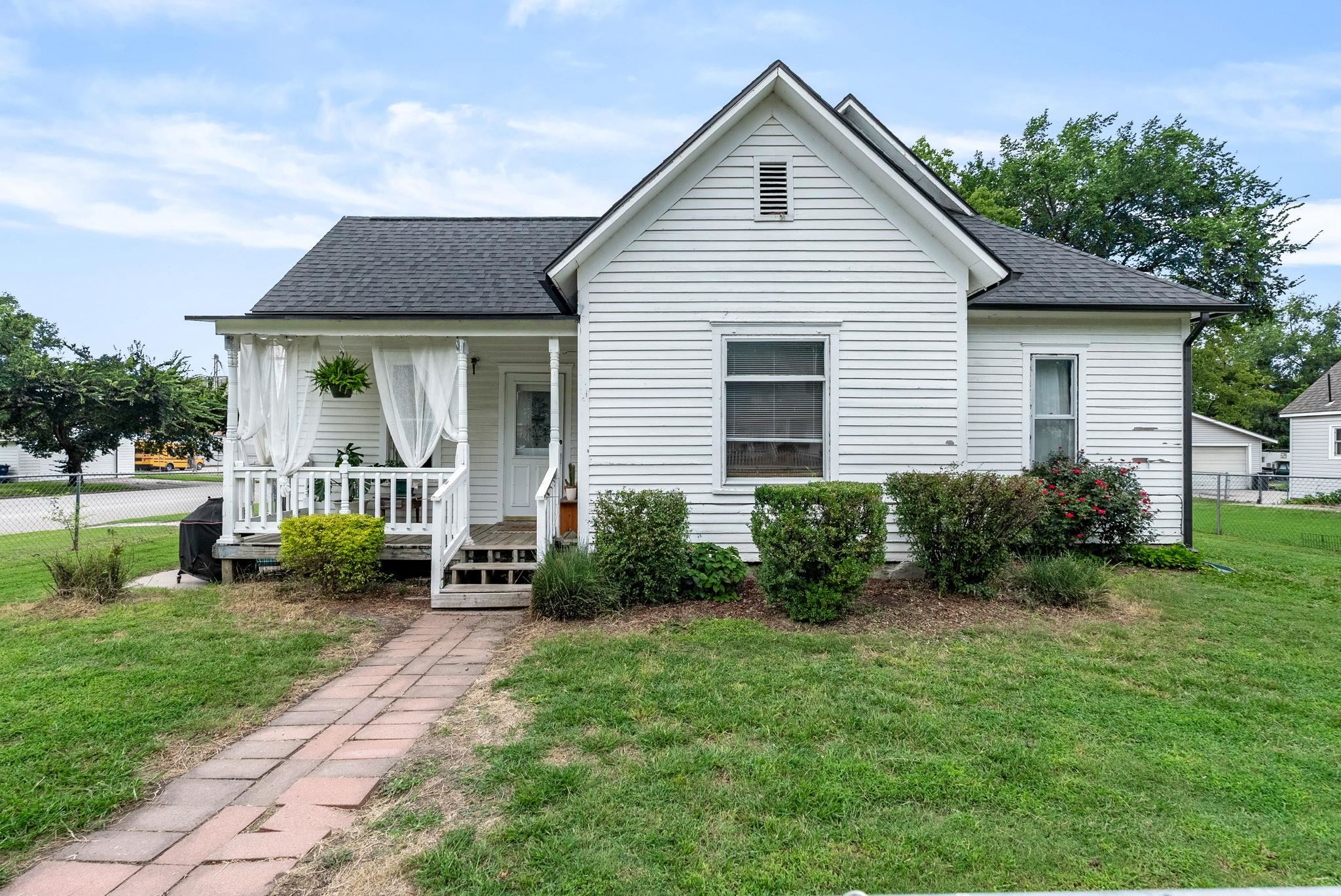 103 N Elm St, Whitewater, KS 67154