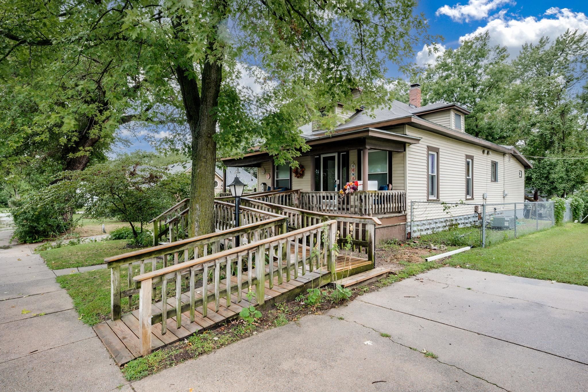 219 S Locust St, Whitewater, KS 67154