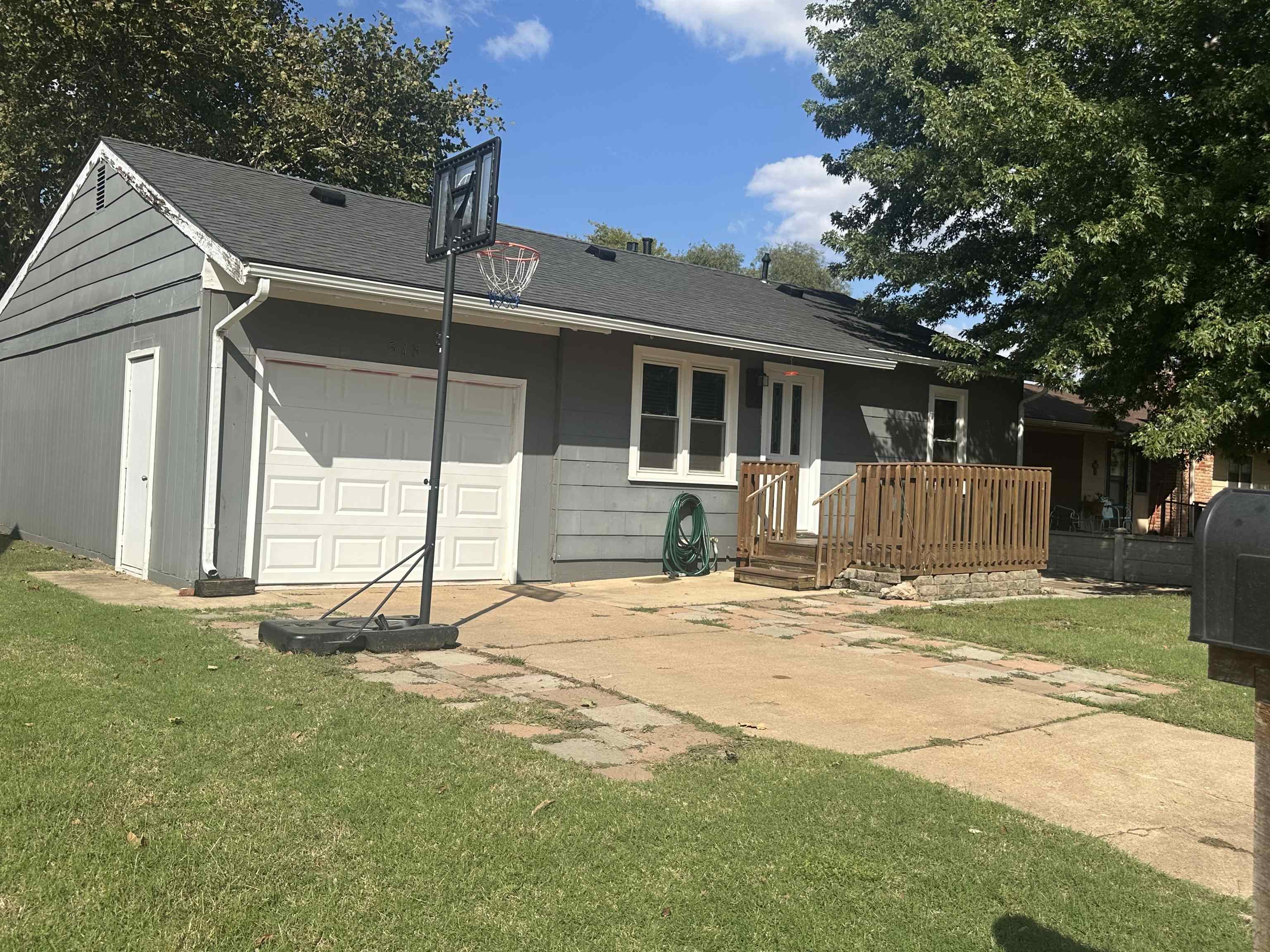 518 Holmes St, Kiowa, KS 67070