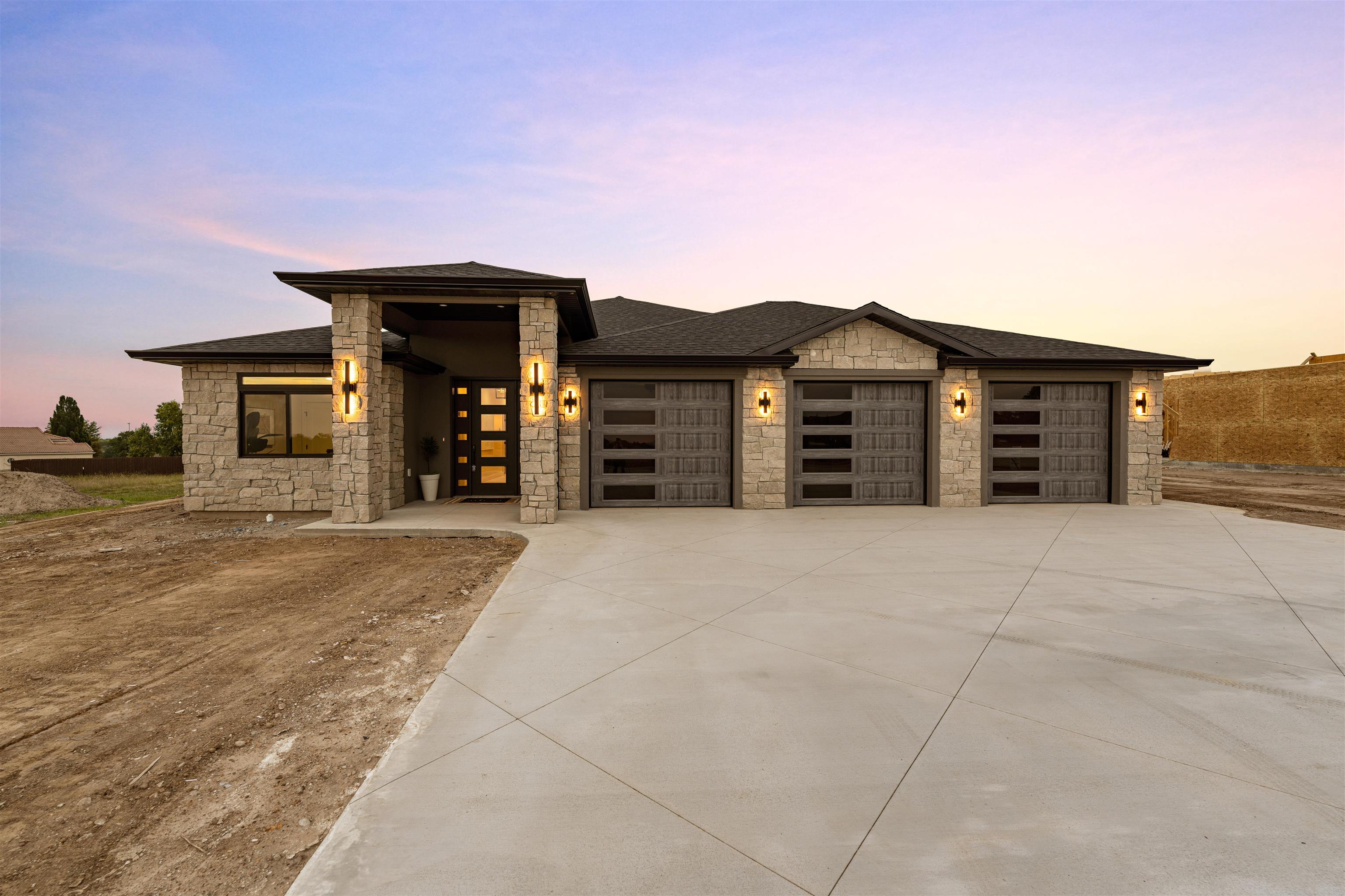 1529 Cedar Point Pl, Salina, KS 67401