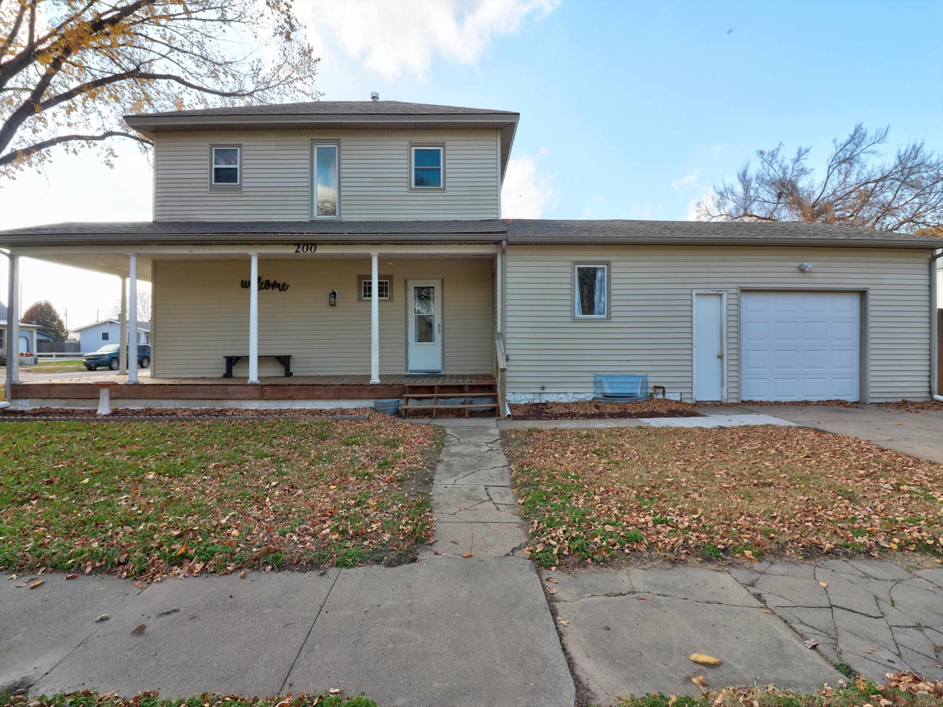 200 W Thornton St, Moundridge, KS 67107