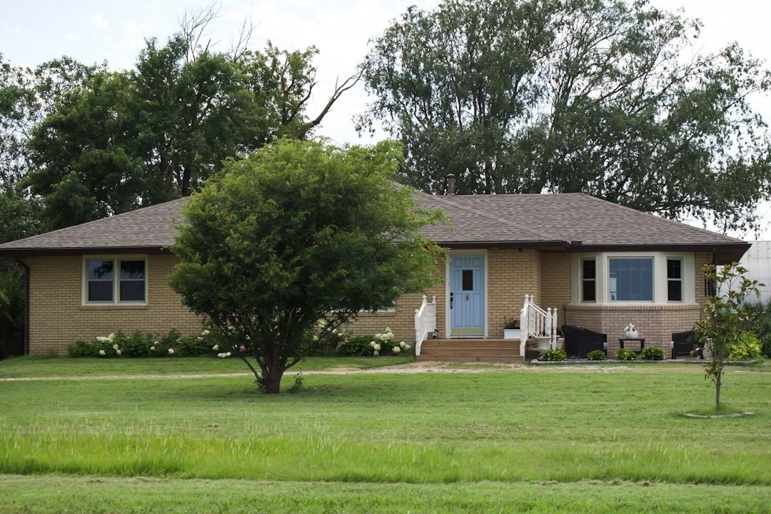 631 S Maize Rd, Wellington, KS 67152