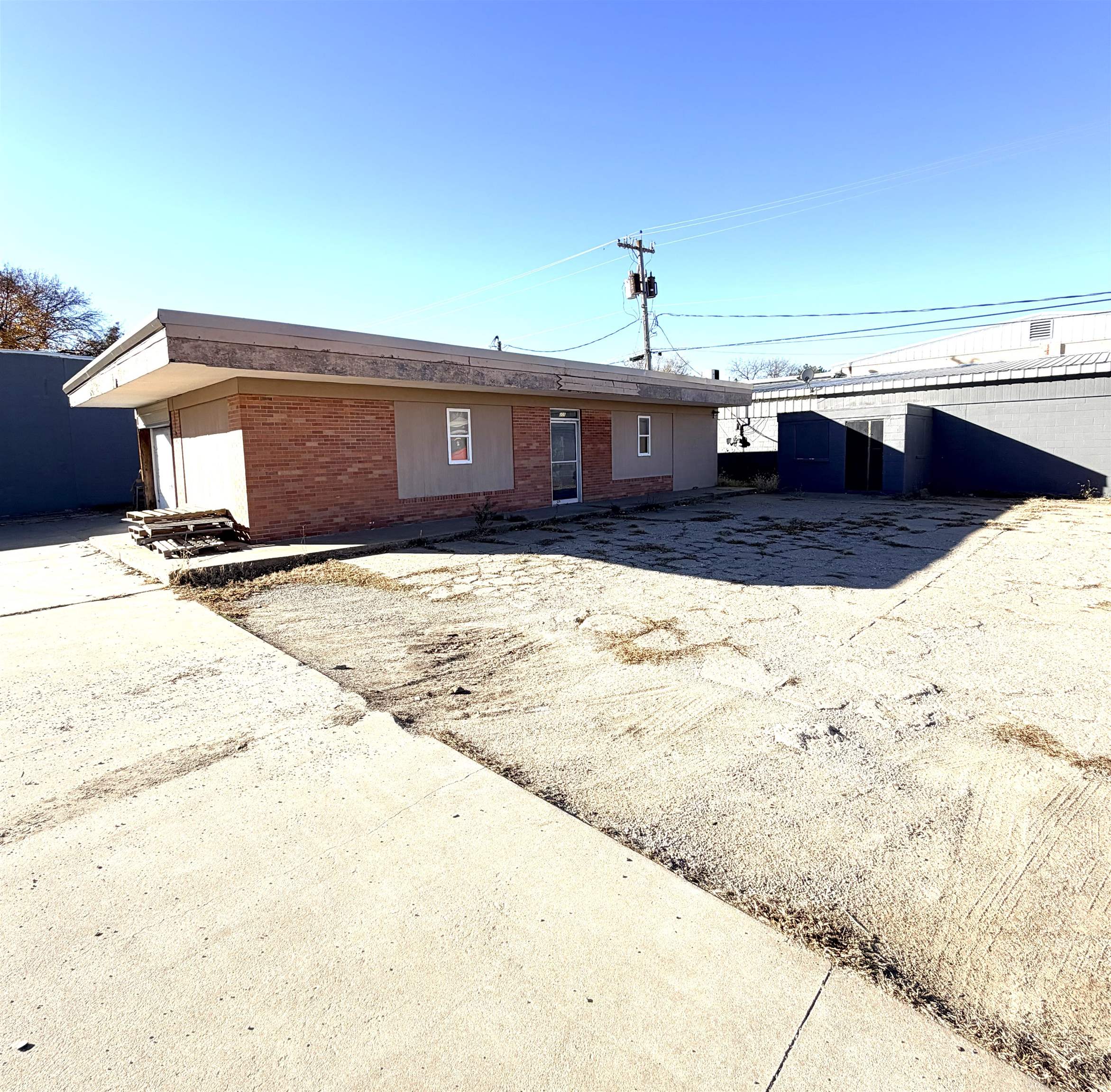 740 N 9th St, Salina, KS 67401