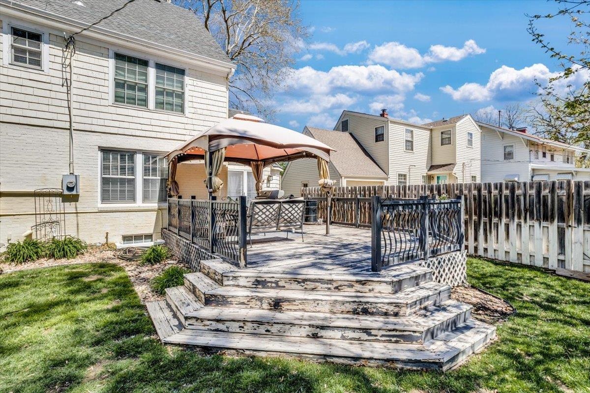 9 Crescent Blvd, Hutchinson, KS 67502