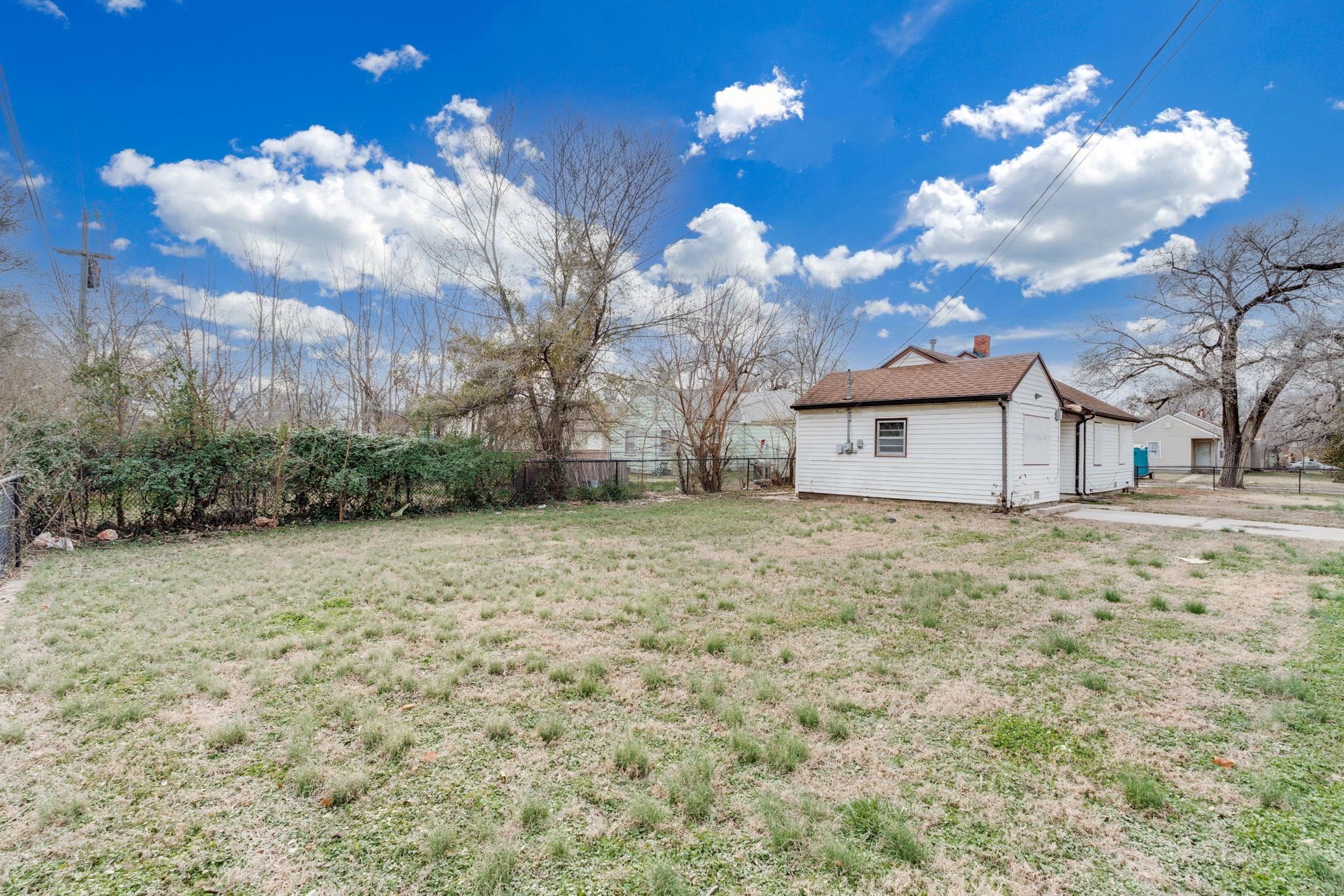 840 N Poplar, Wichita, KS 67214