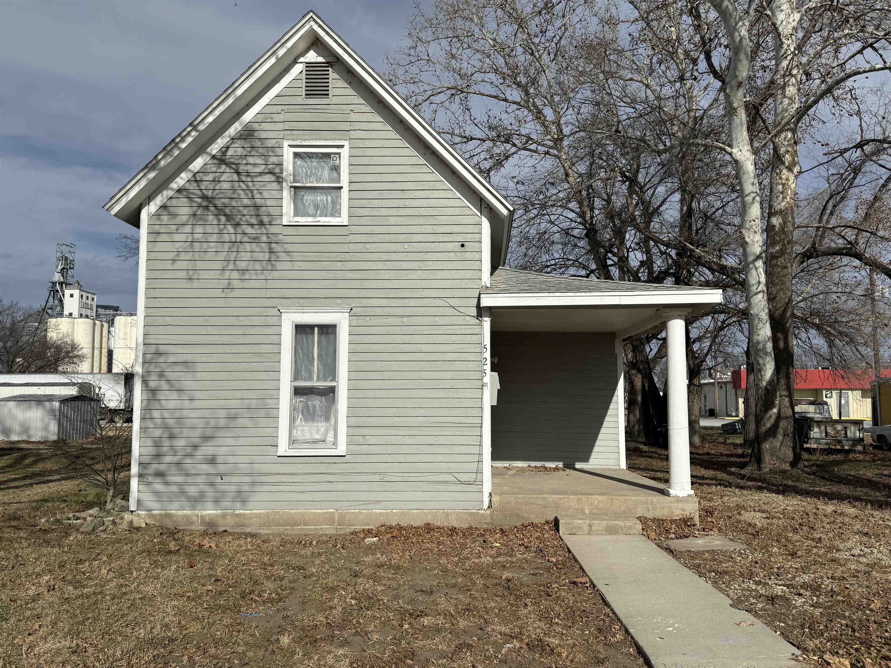 525 Bridge St, Clay Center, KS 67432