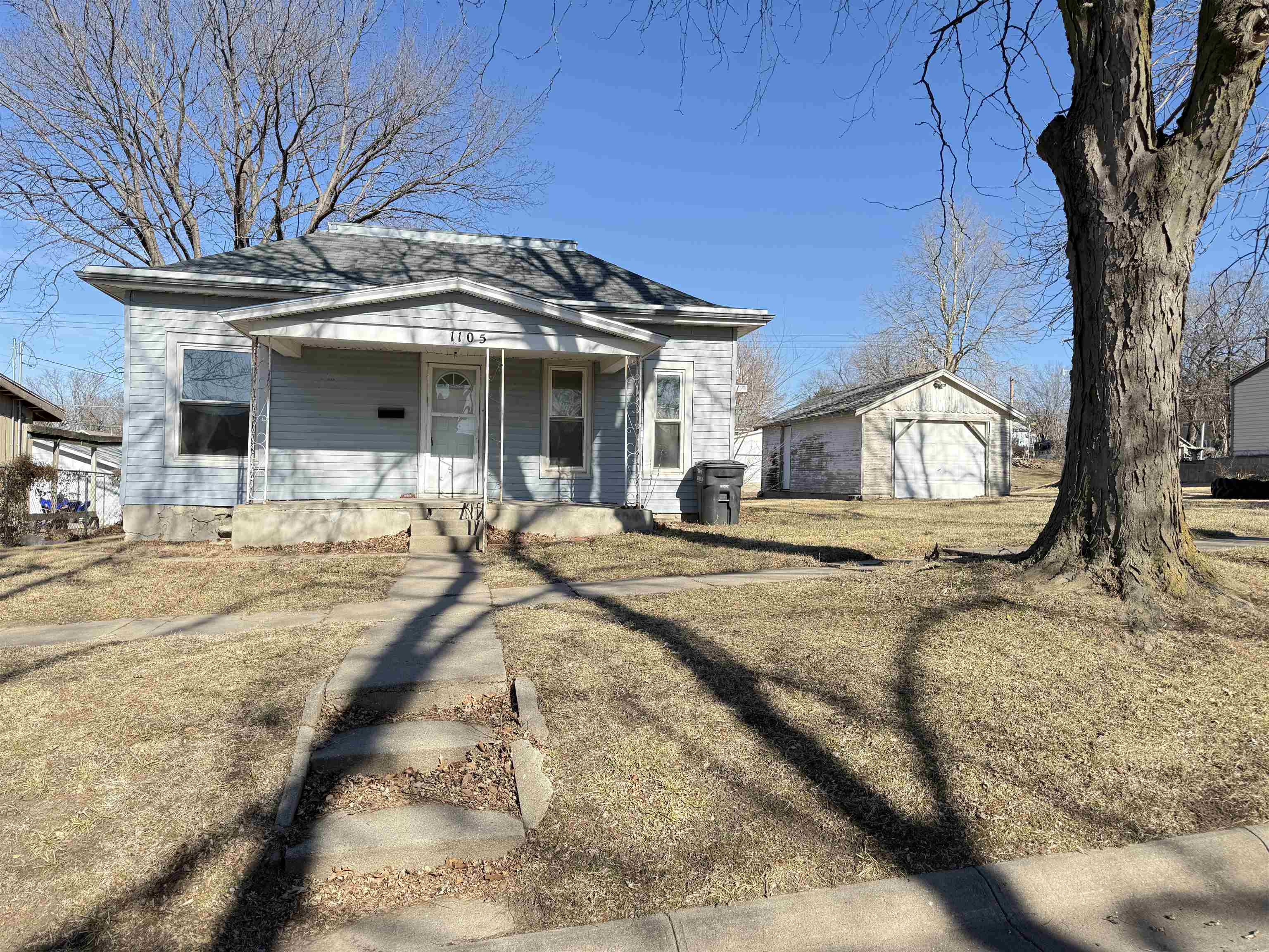 1105 Dexter St, Clay Center, KS 67432
