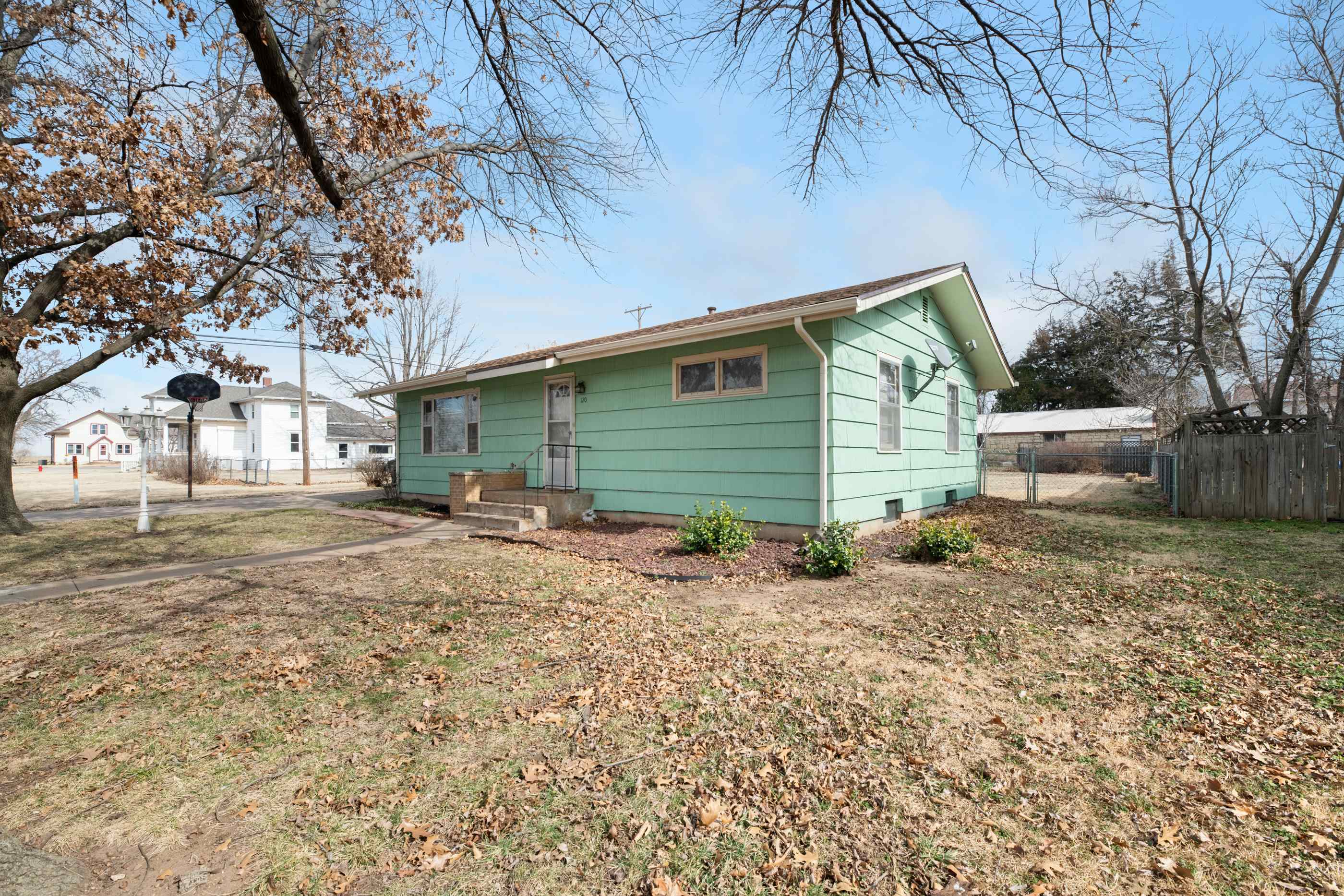 120 S Plum St, Pretty Prairie, KS 67570