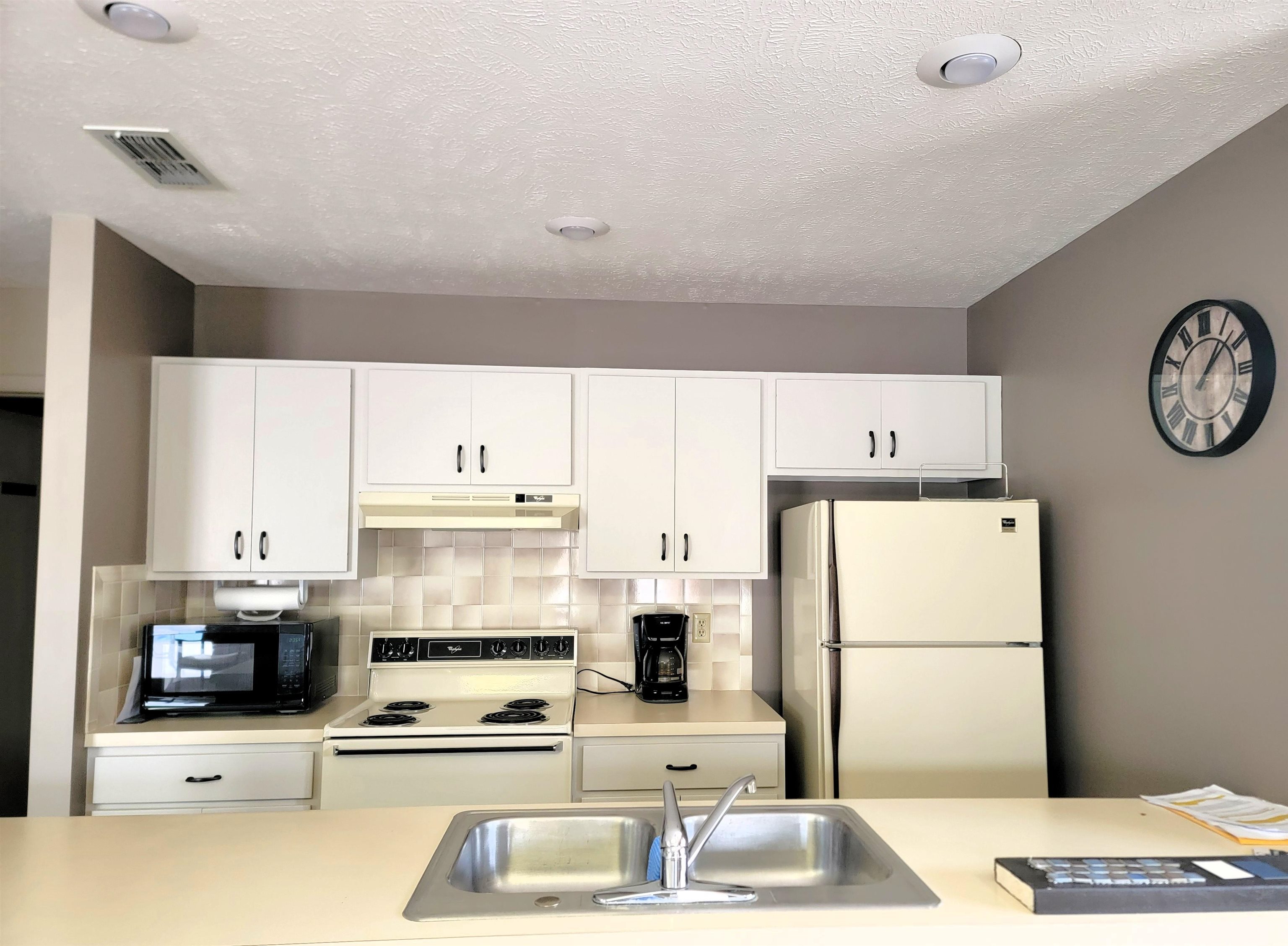 1007 Burr Oak Ln, Salina, KS 67401