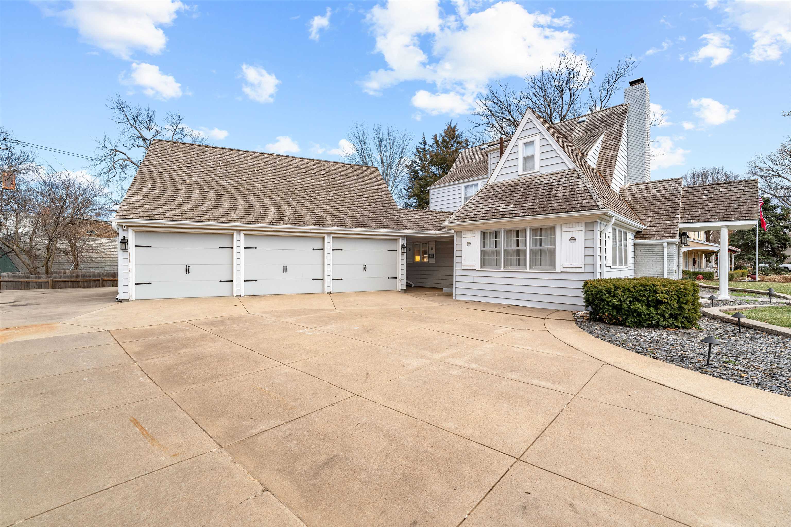 205 Greenway Rd, Salina, KS 67401