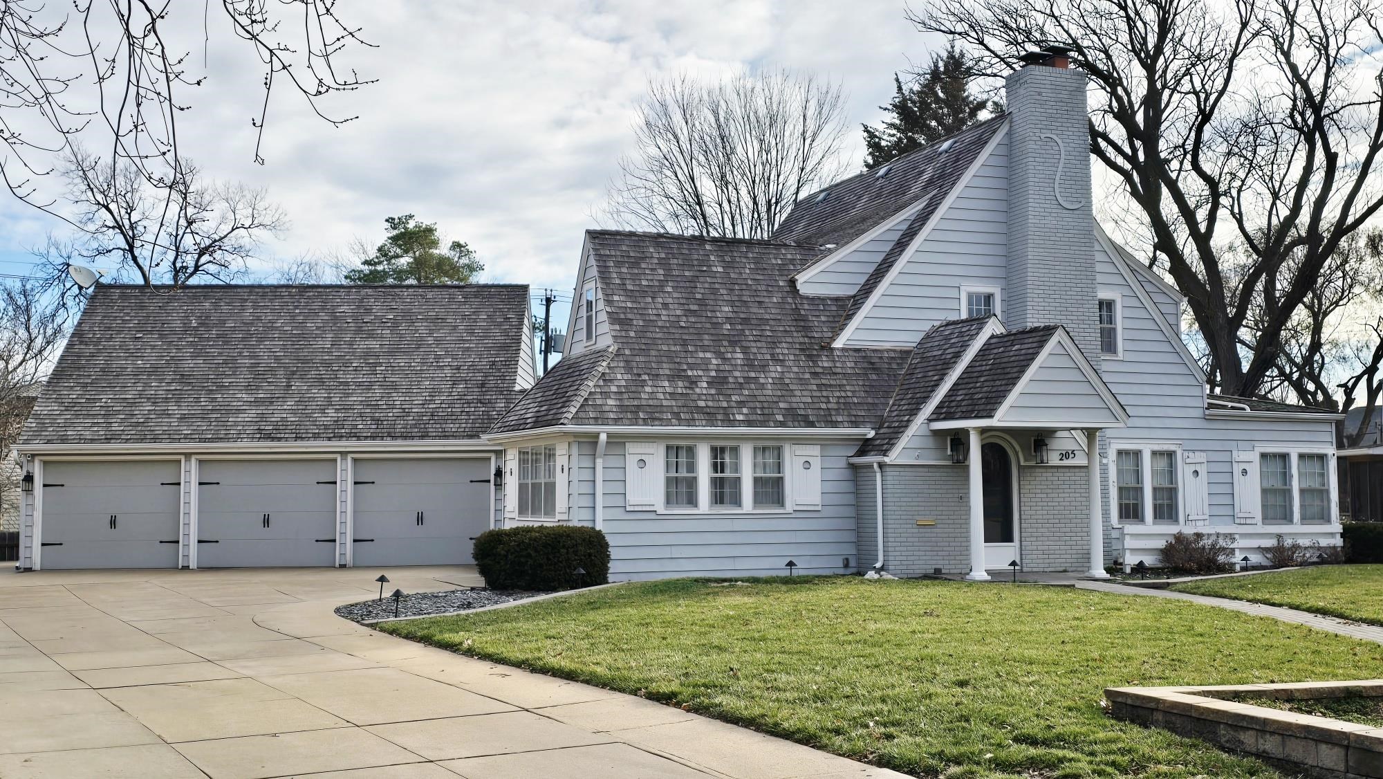 205 Greenway Rd, Salina, KS 67401