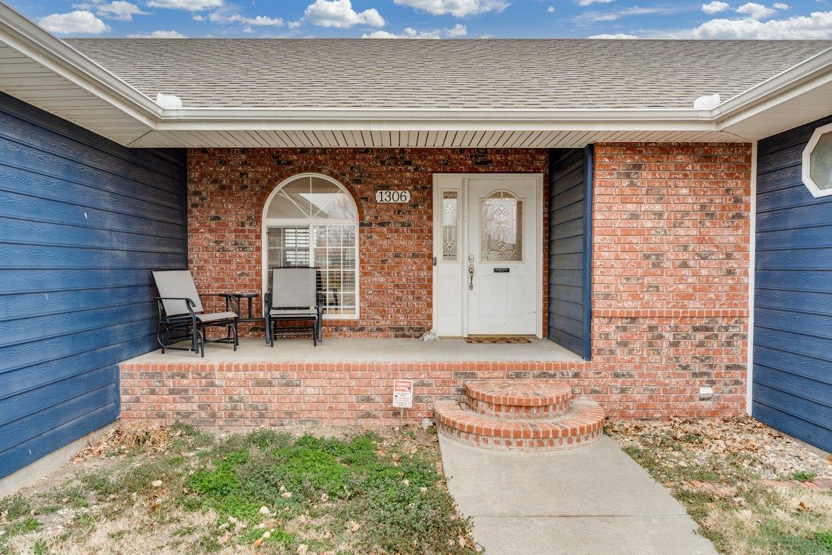 1306 E 28th Ave, Hutchinson, KS 67502