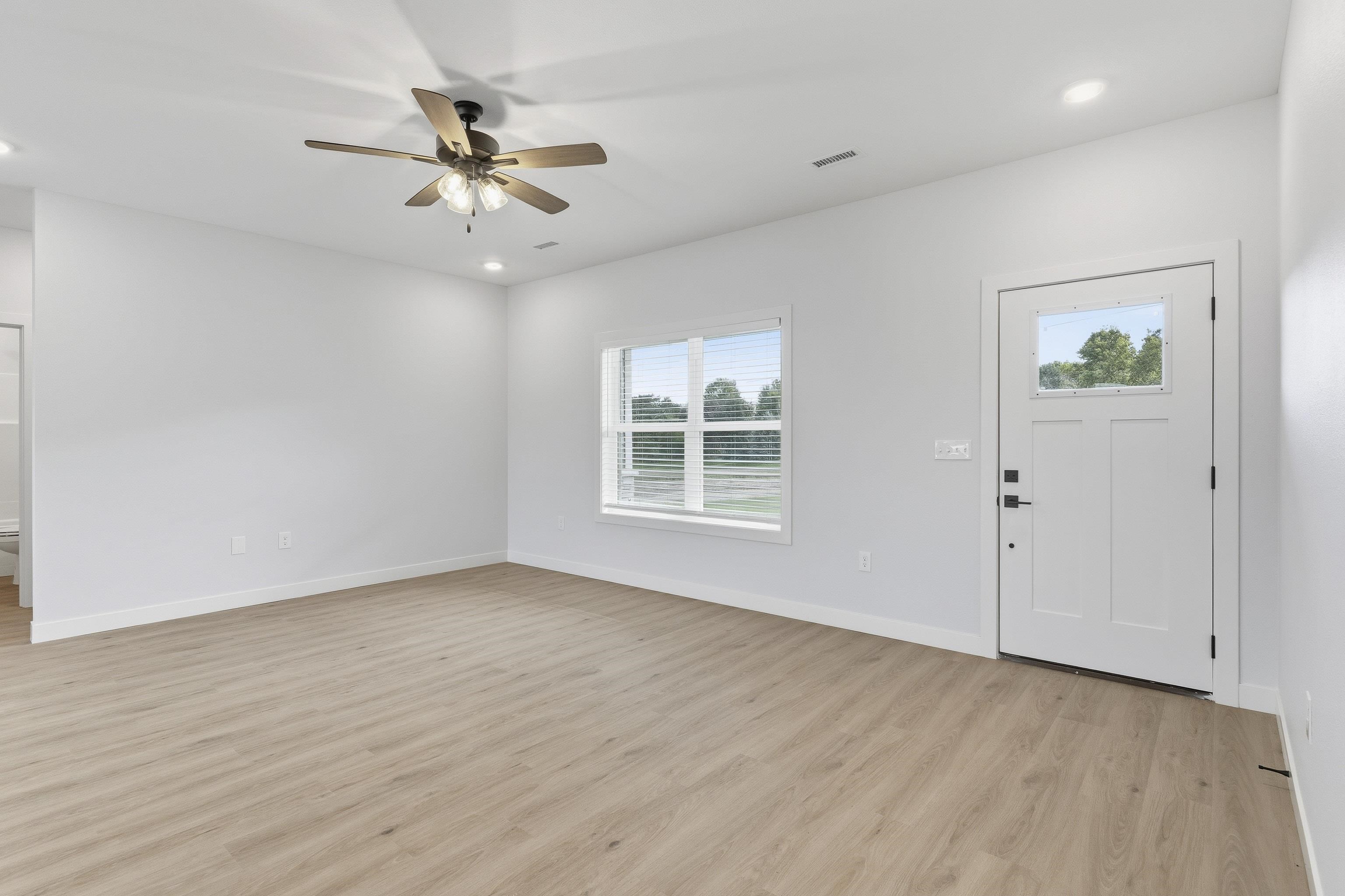 711 Battle Creek Ln, Minneapolis, KS 67467
