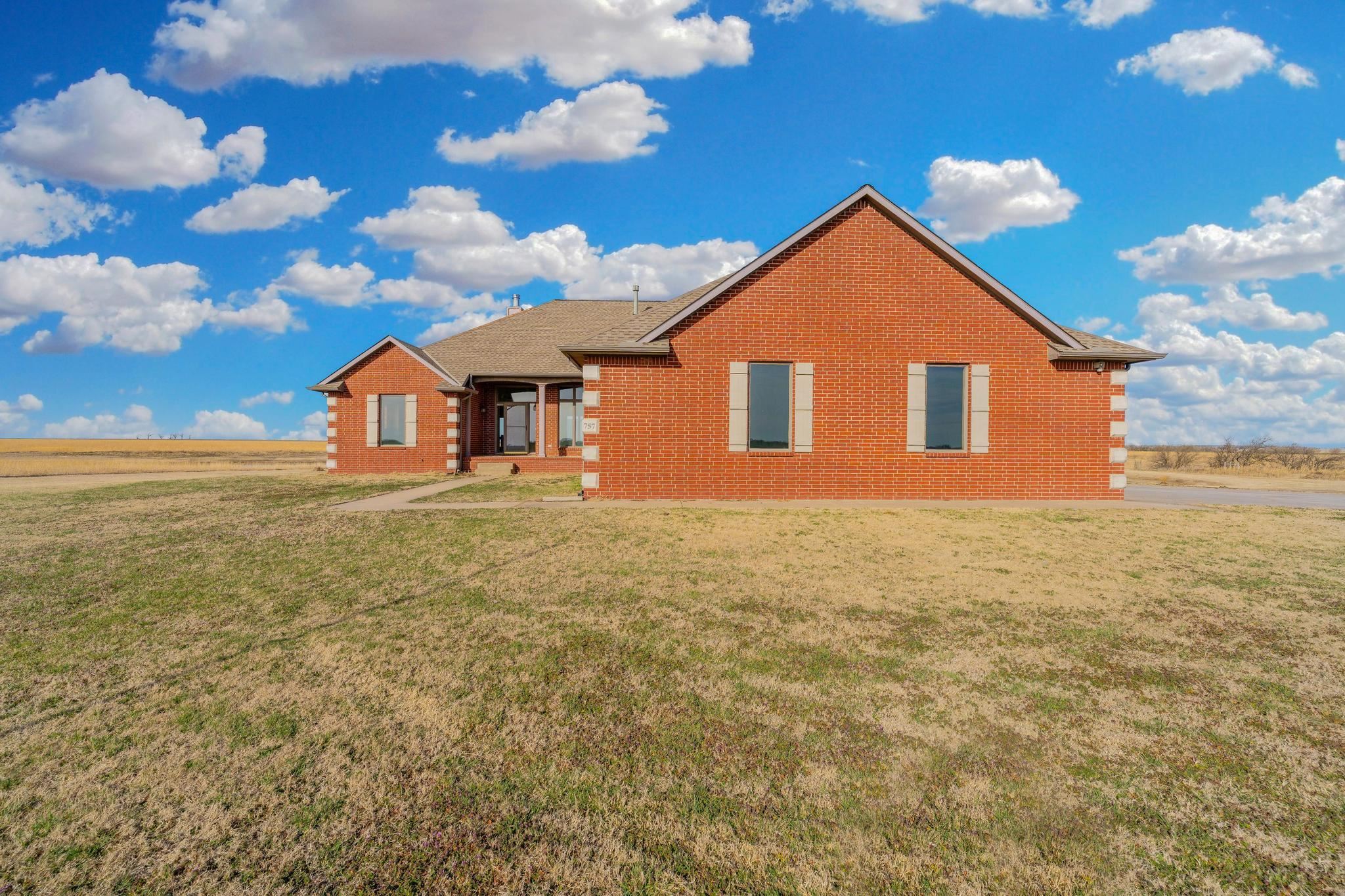 757 S Meridian Rd, Wellington, KS 67152