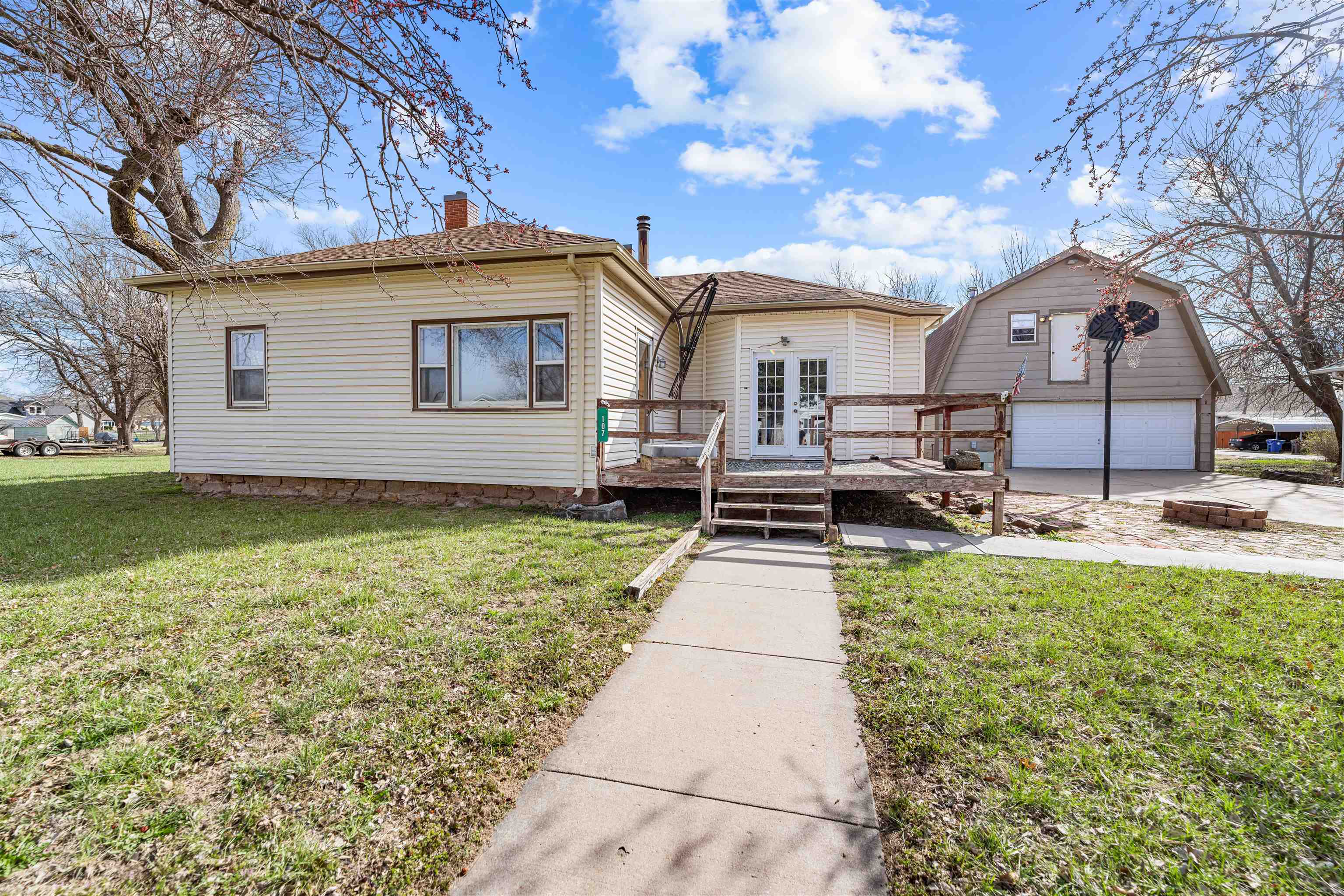 107 S Central St, Marquette, KS 67464