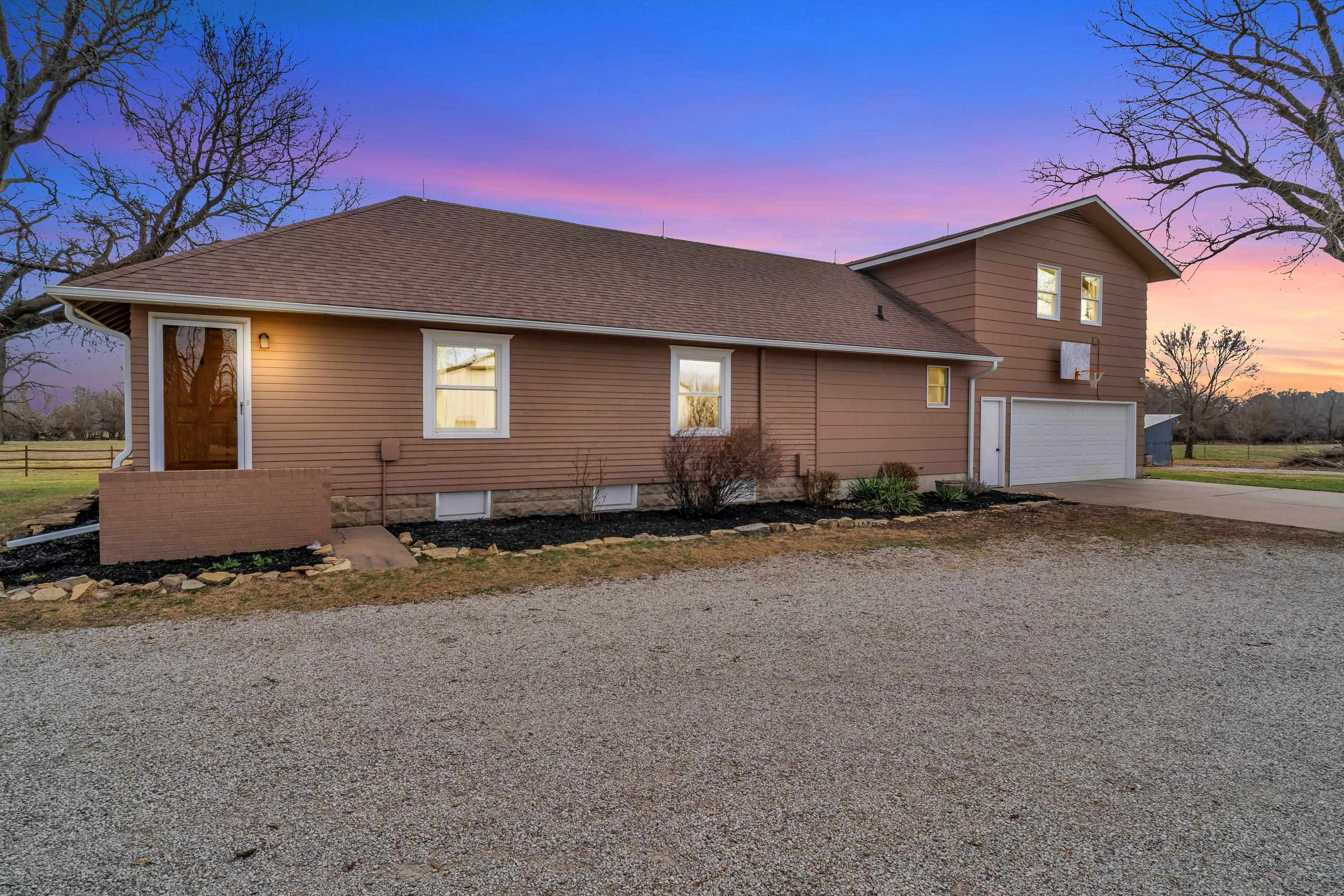 2935 Buckskin Rd, Moundridge, KS 67107