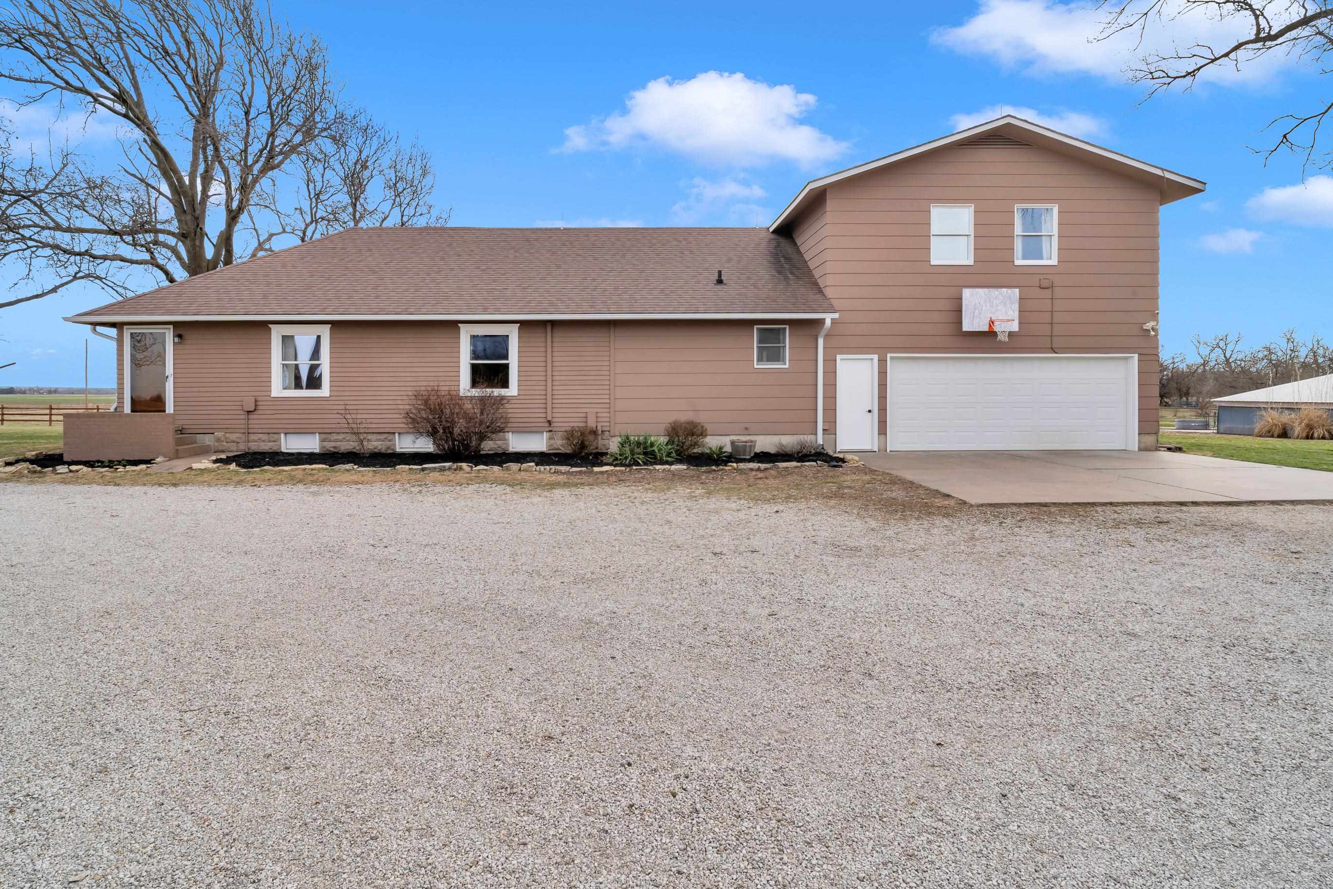 2935 Buckskin Rd, Moundridge, KS 67107