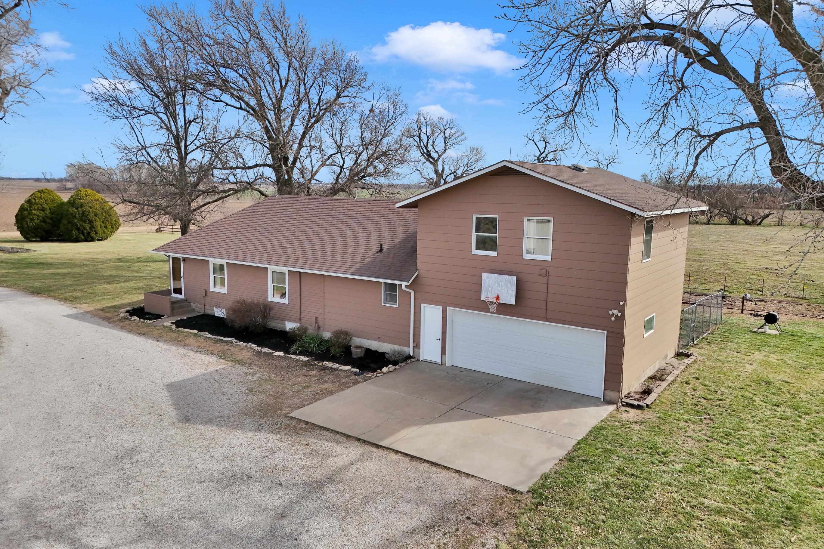 2935 Buckskin Rd, Moundridge, KS 67107