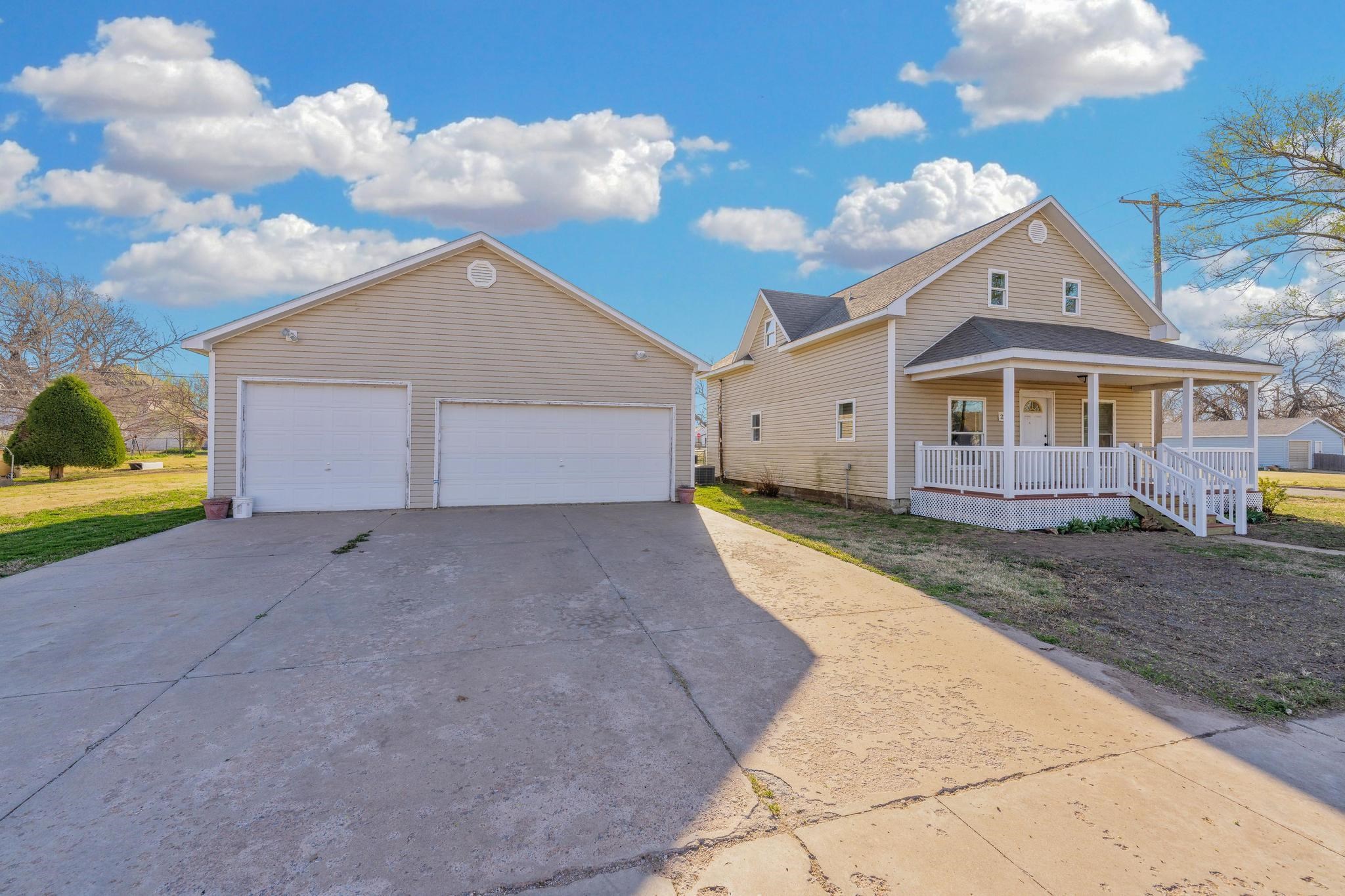 224 S Collingwood St, Pretty Prairie, KS 67570