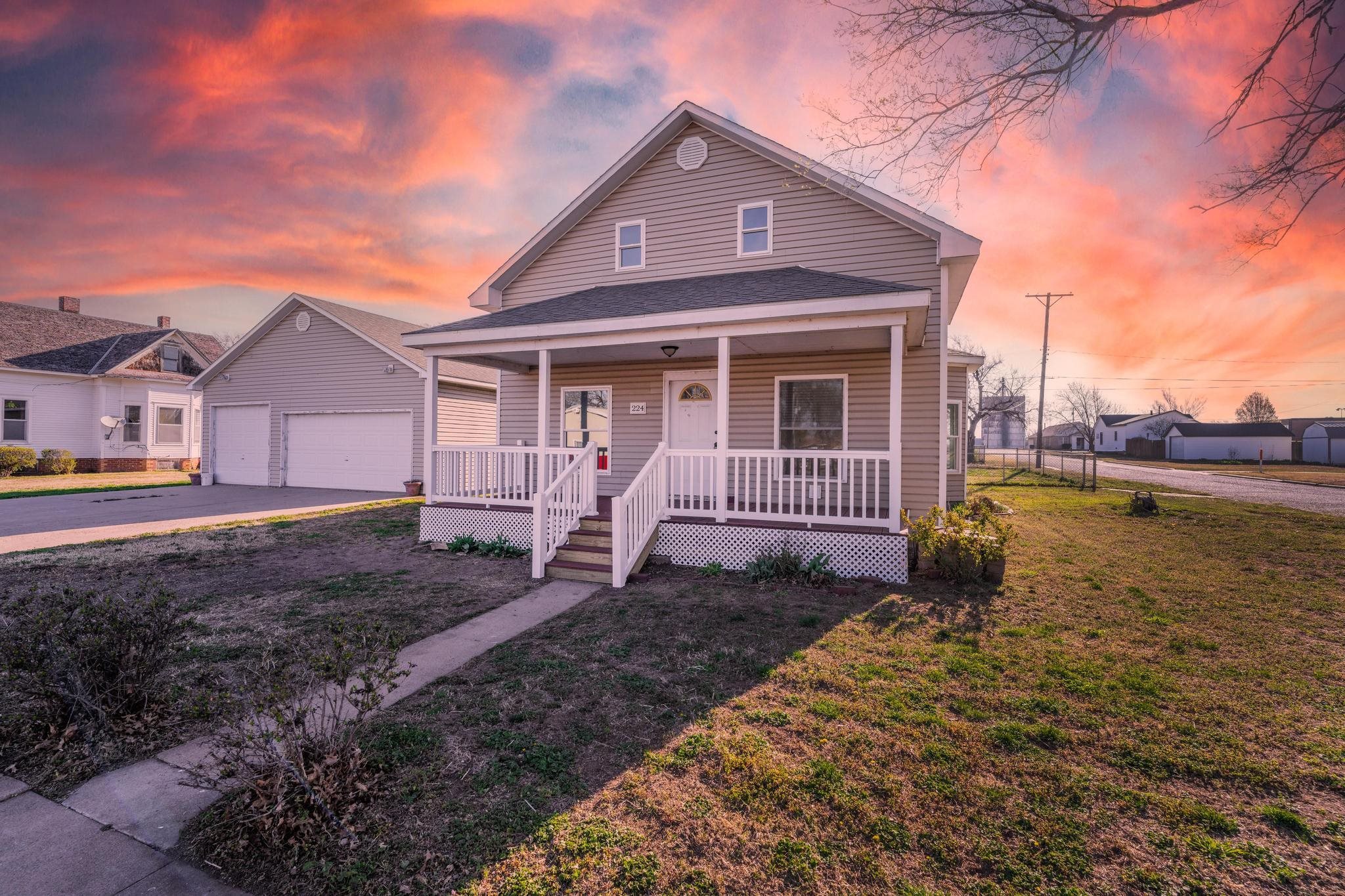 224 S Collingwood St, Pretty Prairie, KS 67570