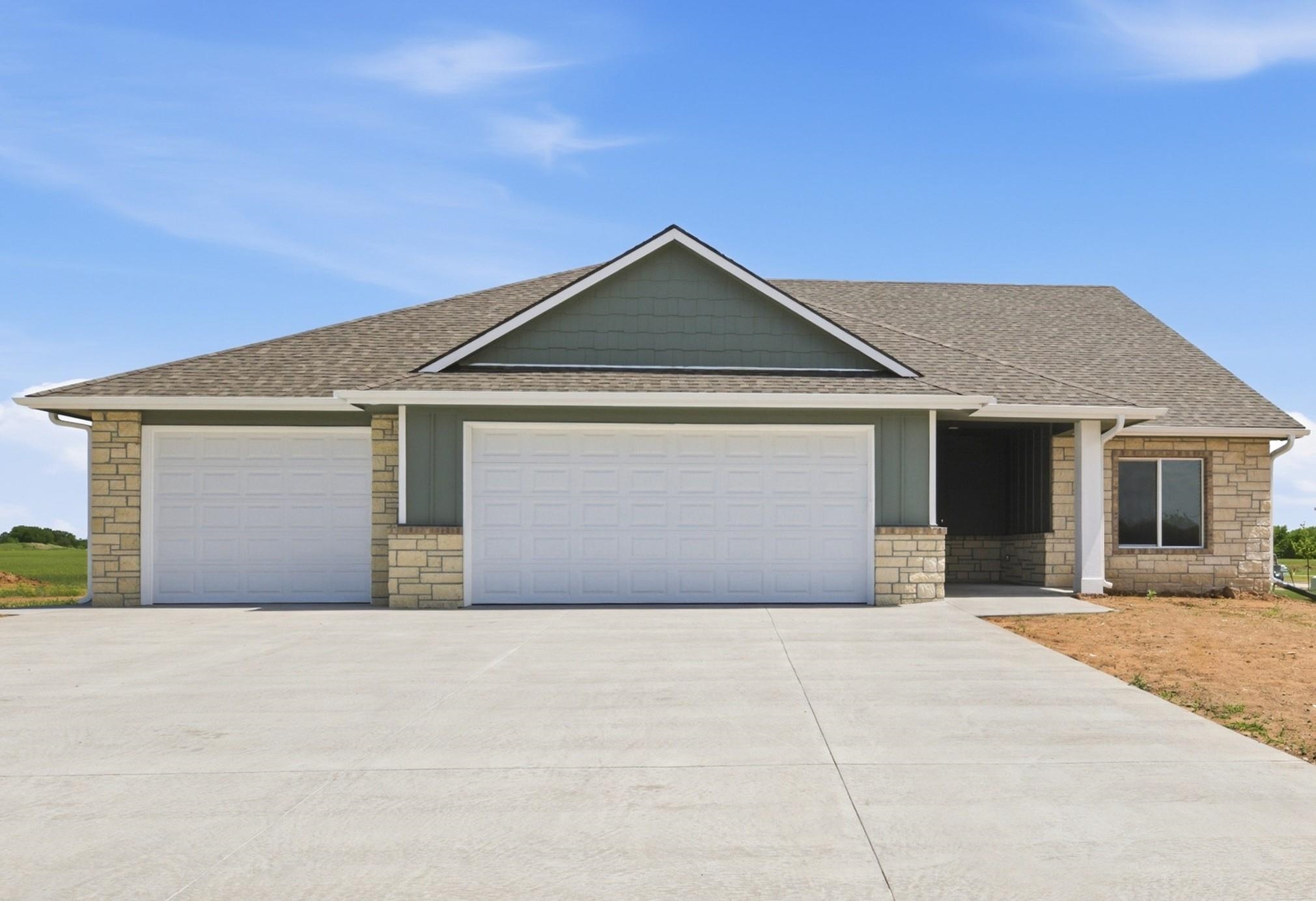 505 Maple Leaf Cir, Newton, KS 67114