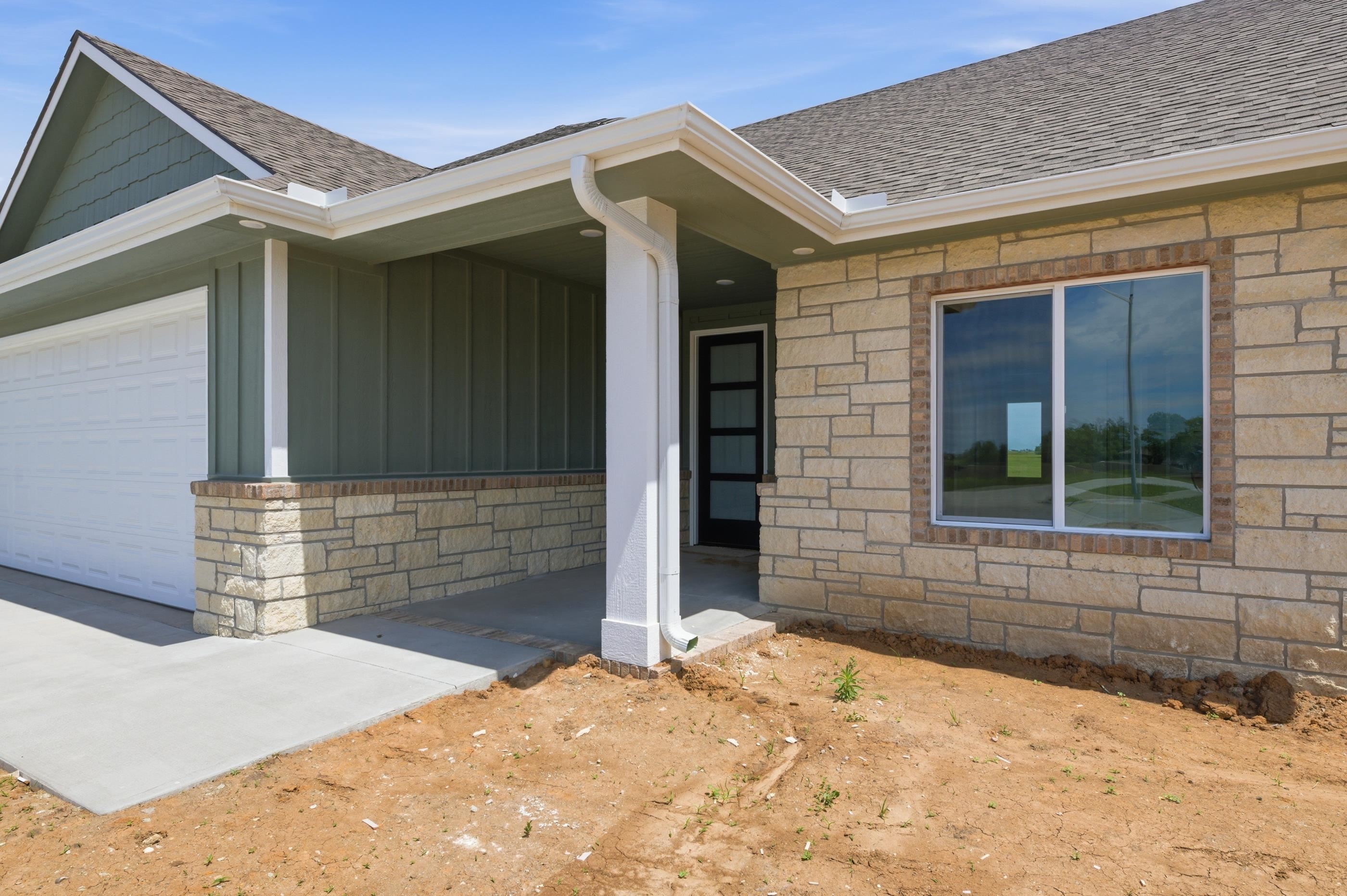 505 Maple Leaf Cir, Newton, KS 67114