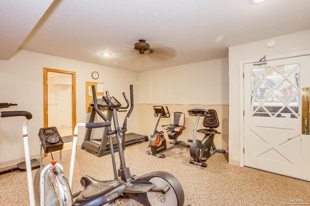 1312 Parkwood Dr, Salina, KS 67401