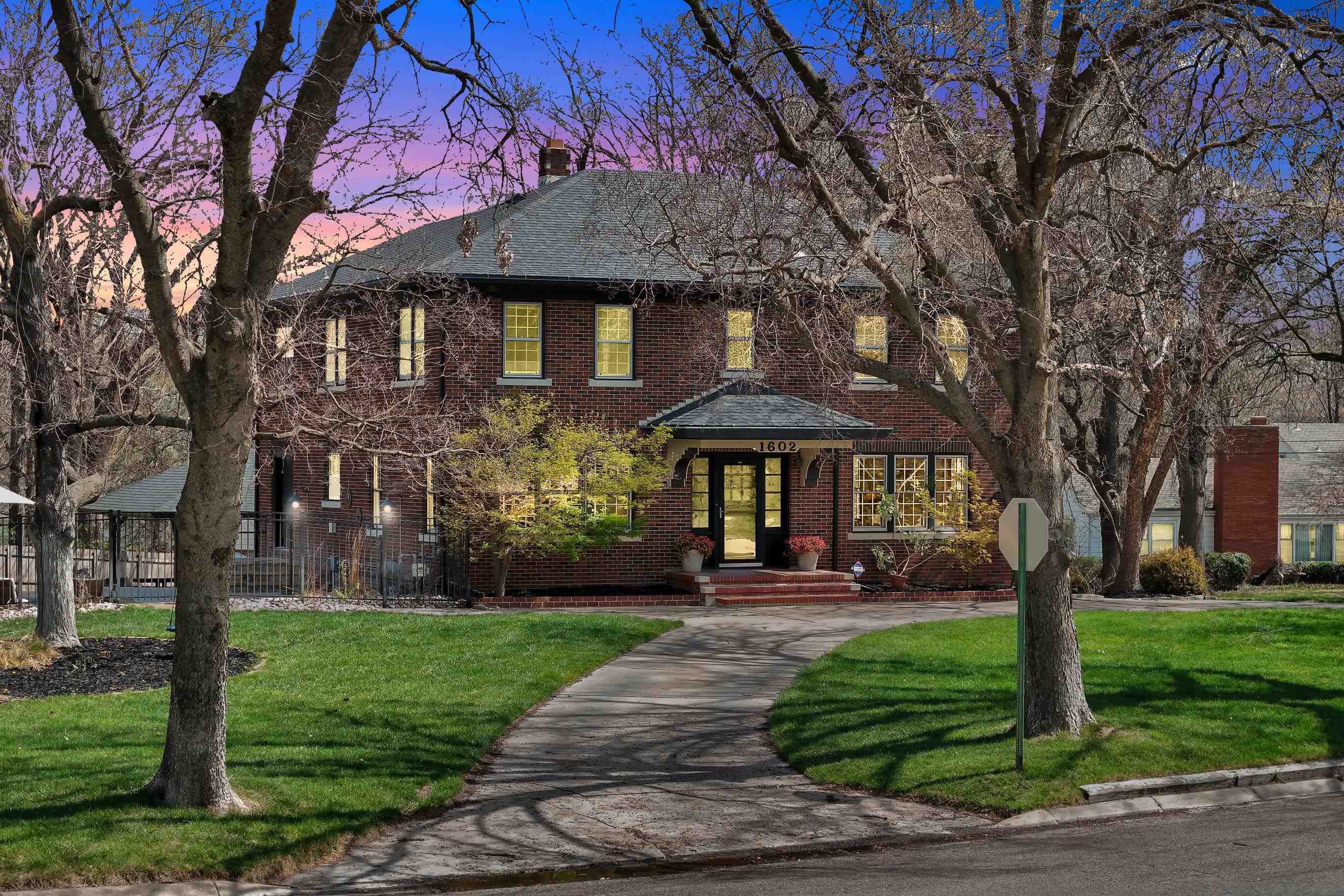 1602 Hillcrest Rd, Newton, KS 67114