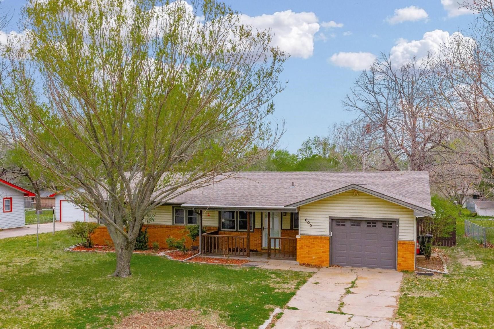 605 N Sumner St, Oxford, KS 67119
