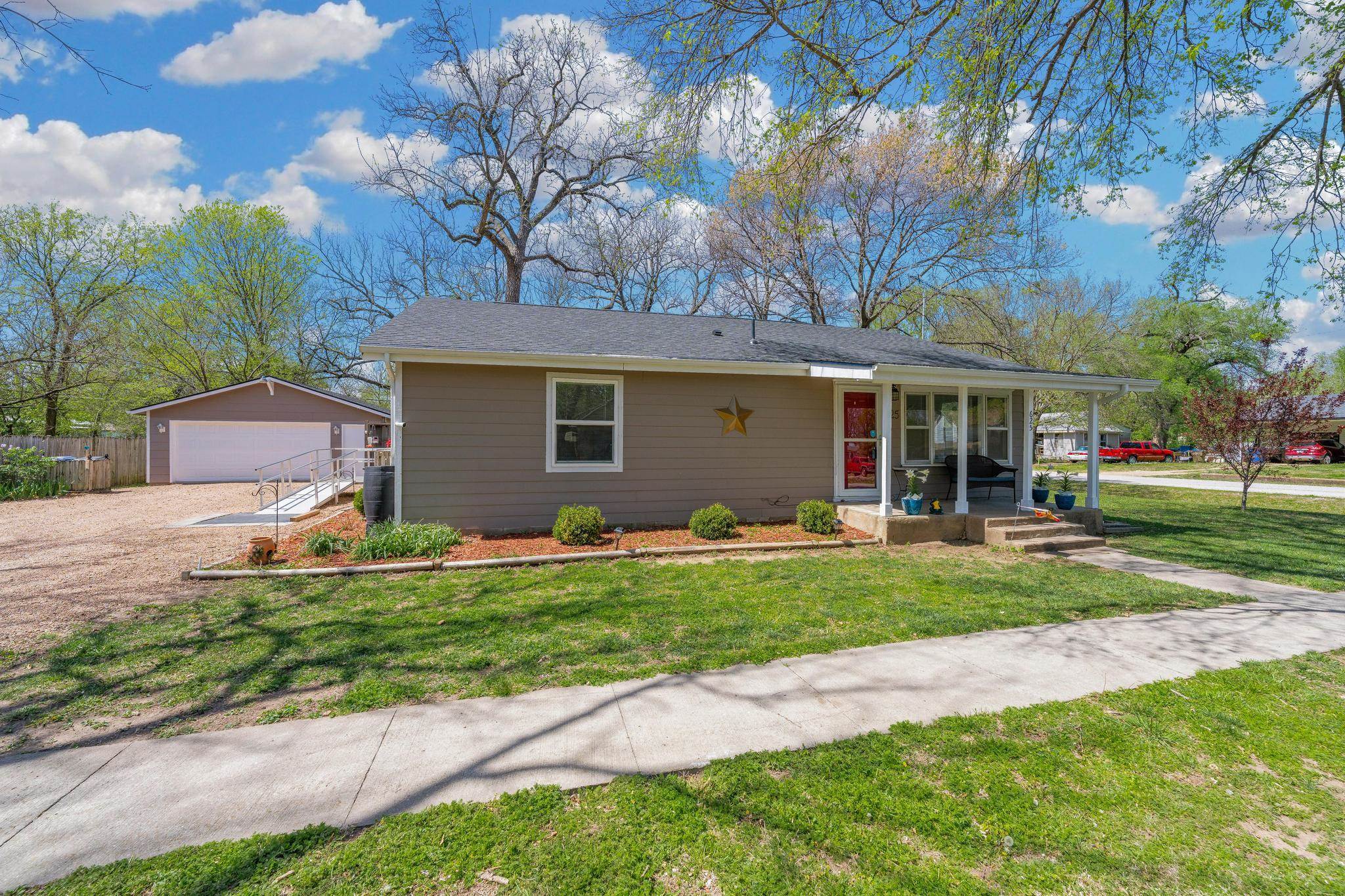 625 N Sumner, Belle Plaine, KS 67013