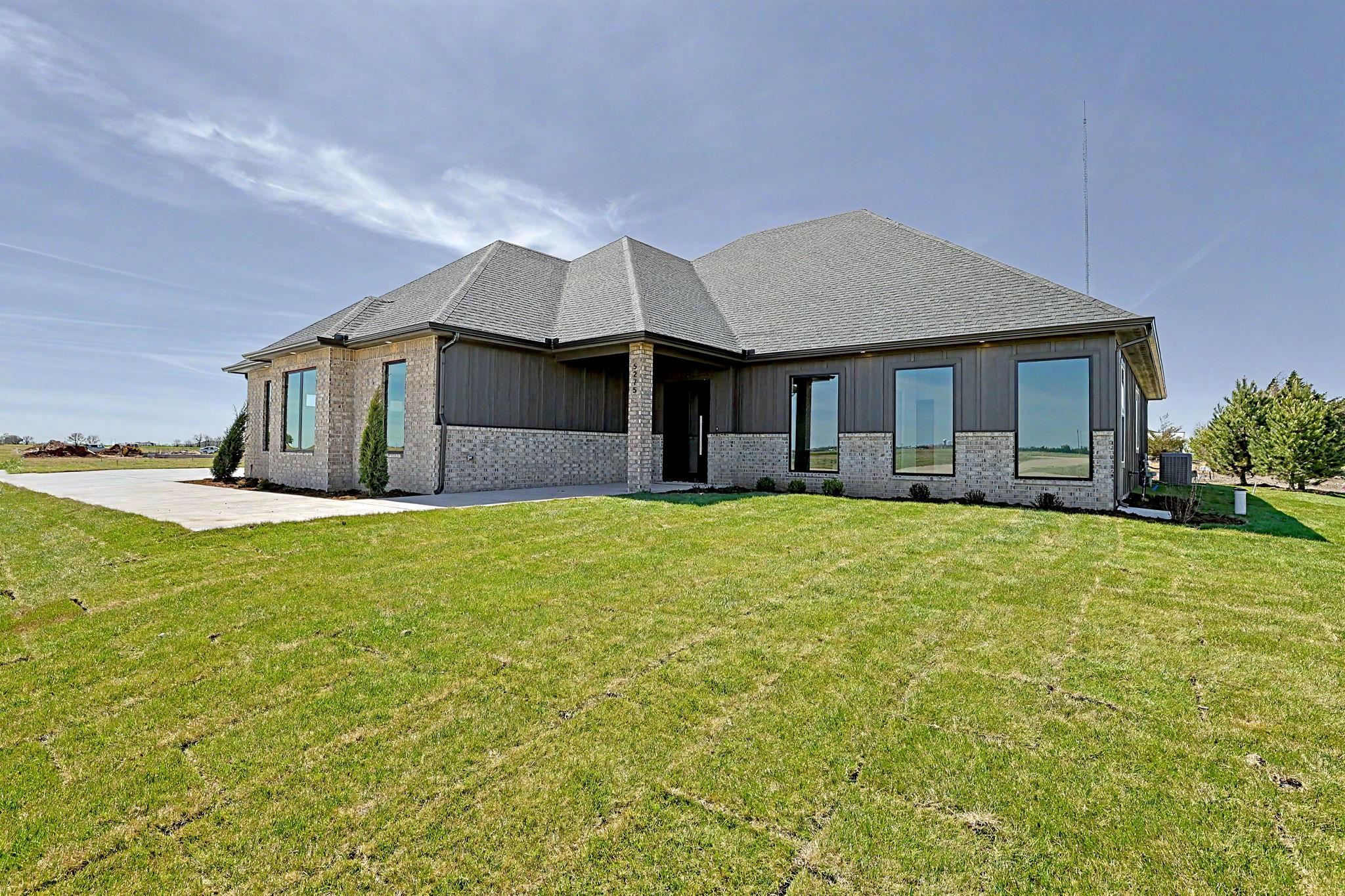 5275 N Eagle Crest St, Colwich, KS 67030