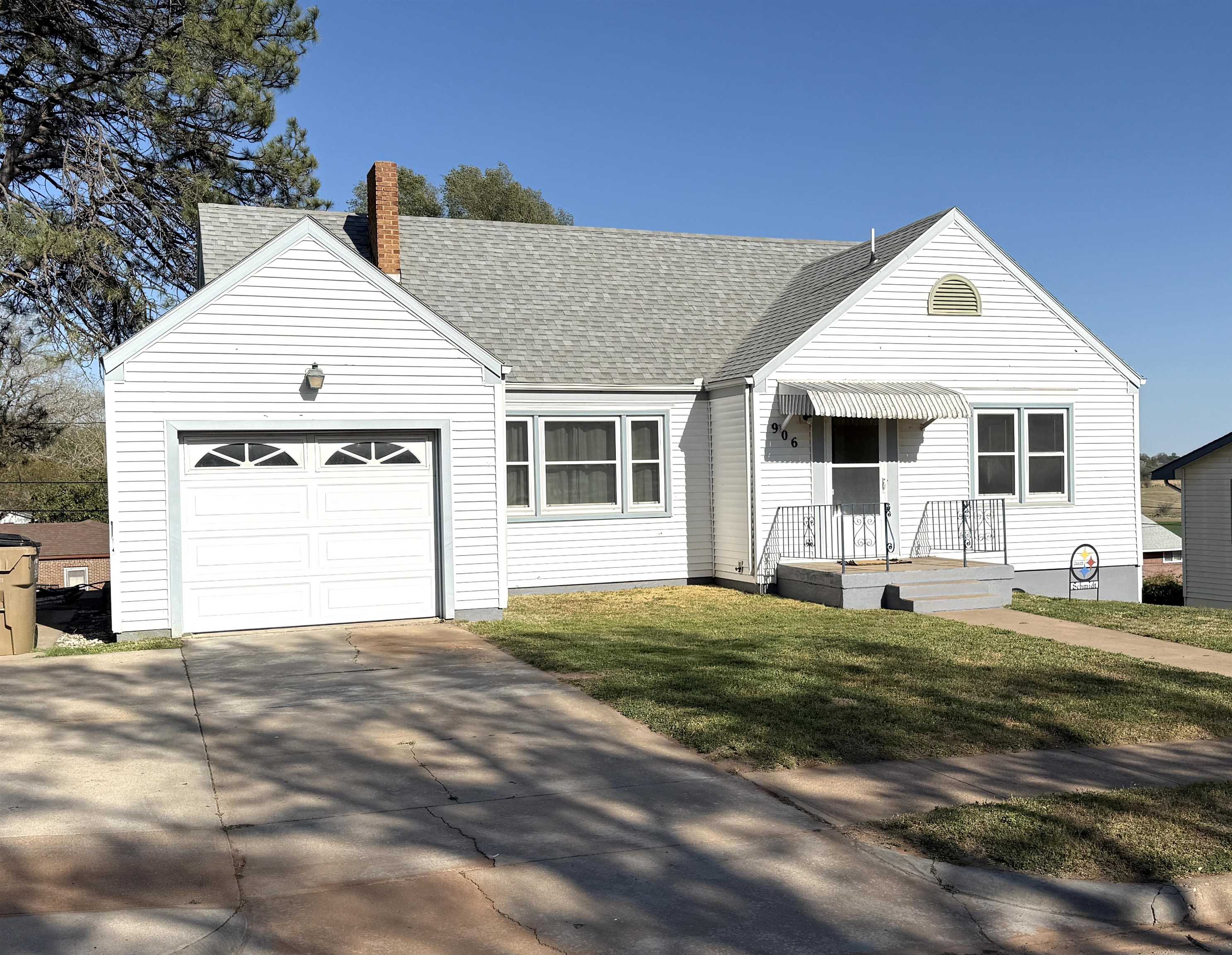 906 N Cedar St, Medicine Lodge, KS 67104