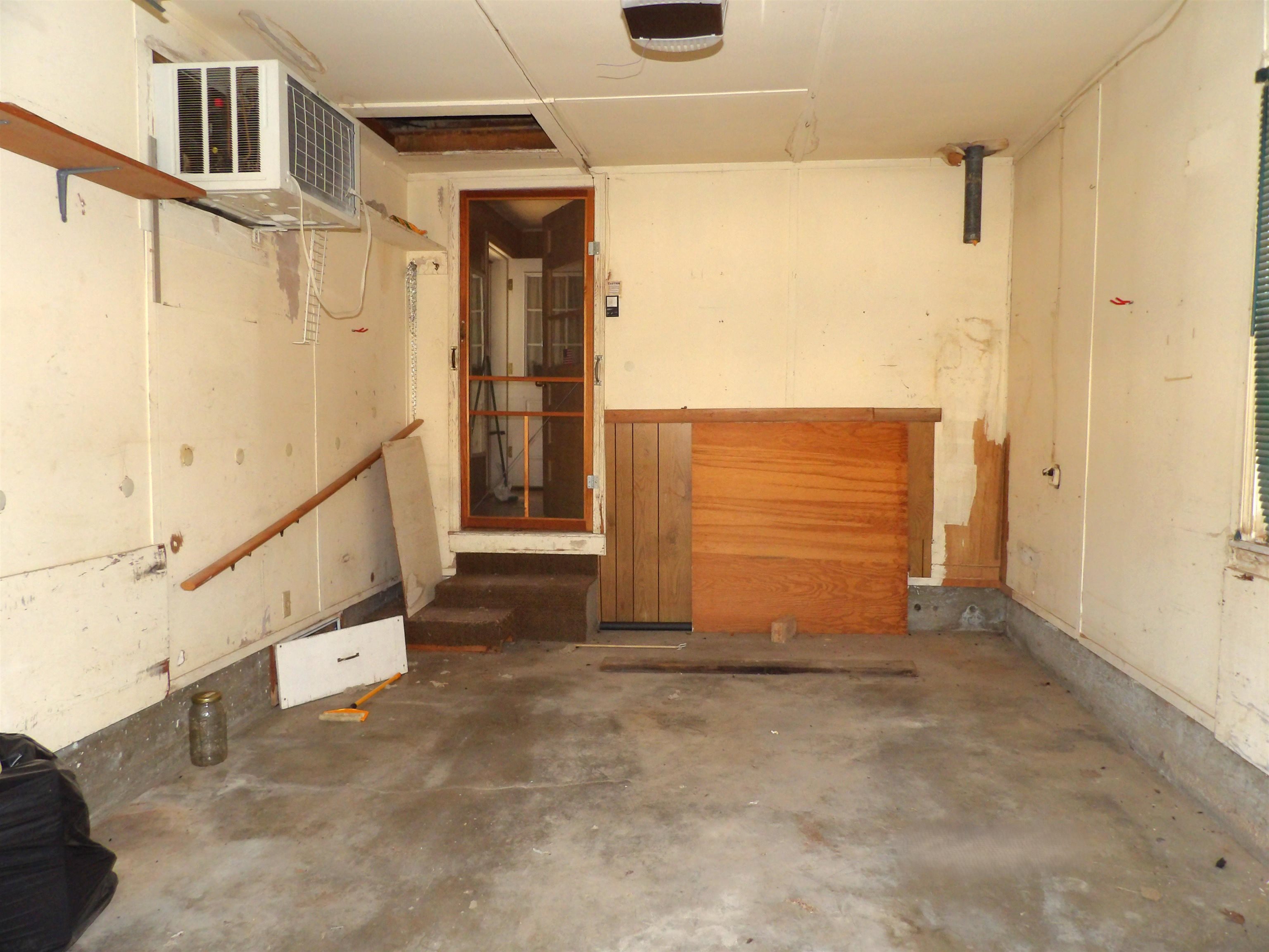 215 S Garfield Ave, Lyons, KS 67554