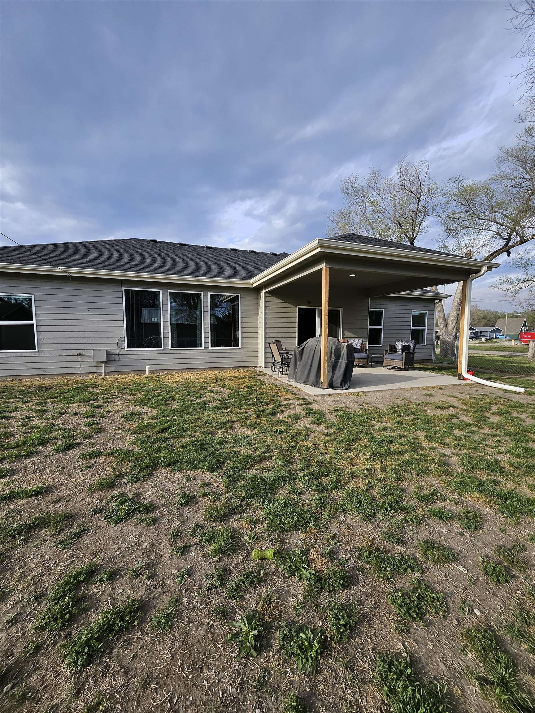 218 E 4th St, Solomon, KS 67480