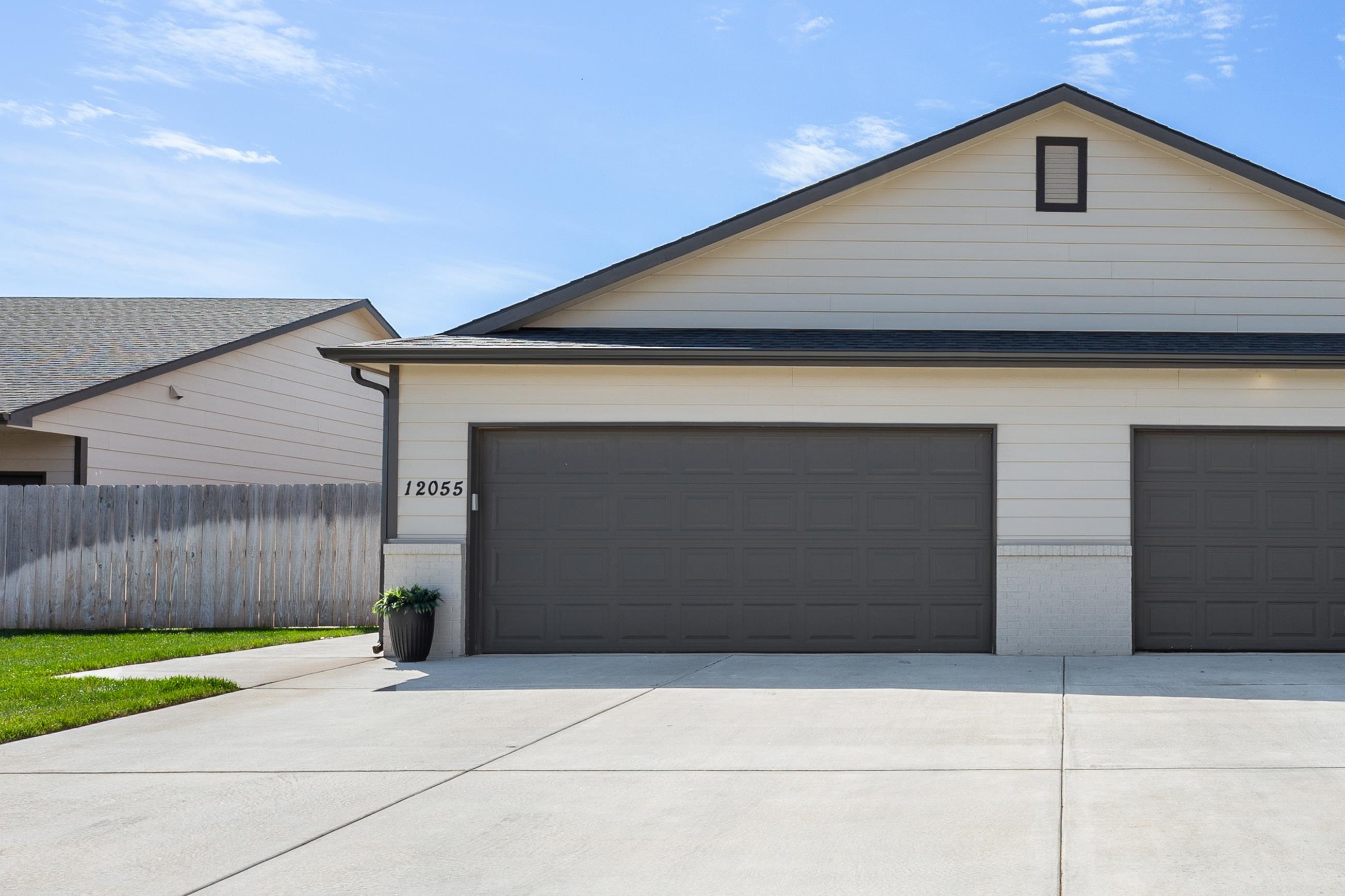 12055 12057 W Shadow Lakes St, Maize, KS 67205-5261