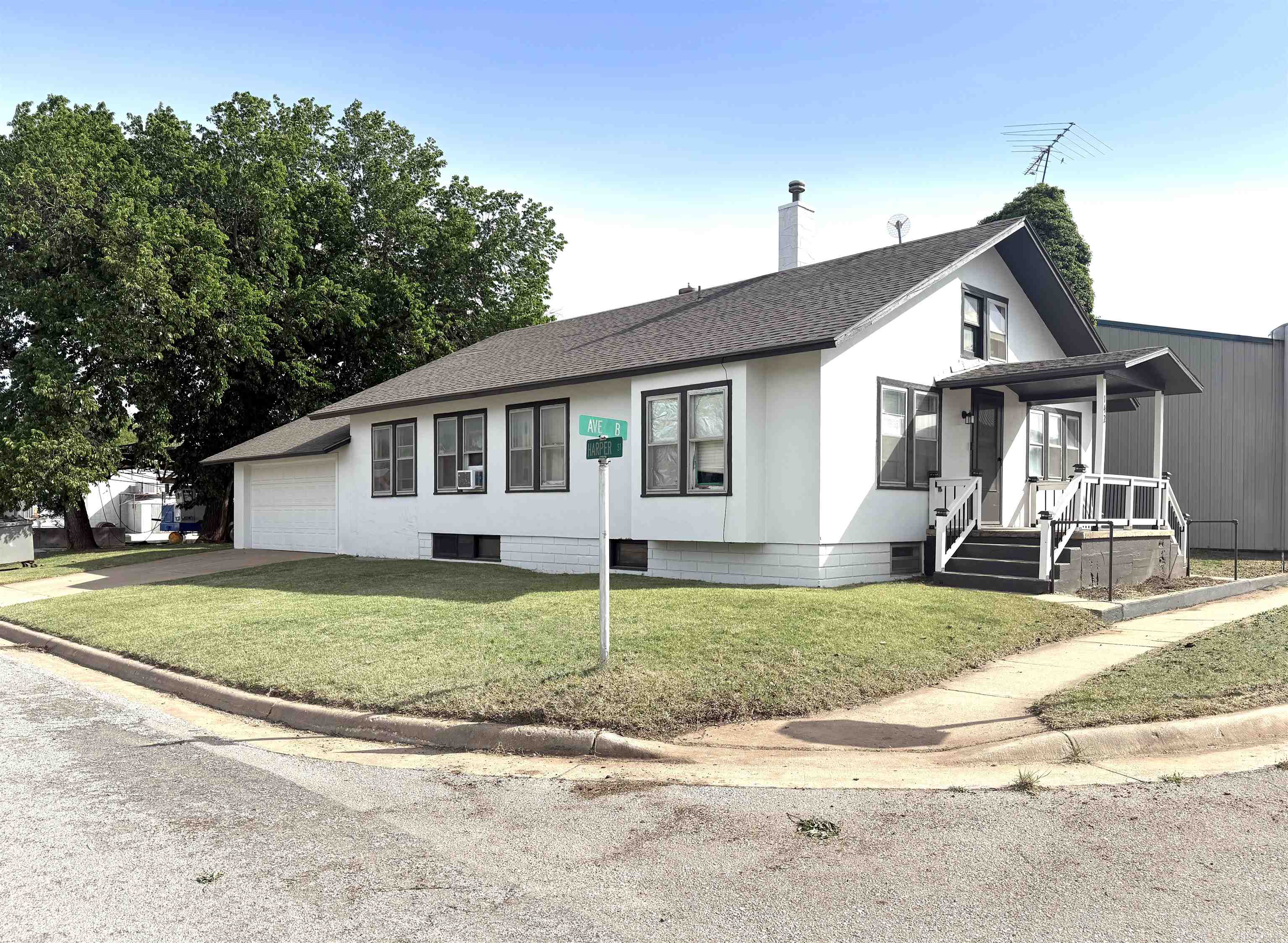 142 W Ave B, Attica, KS 67009