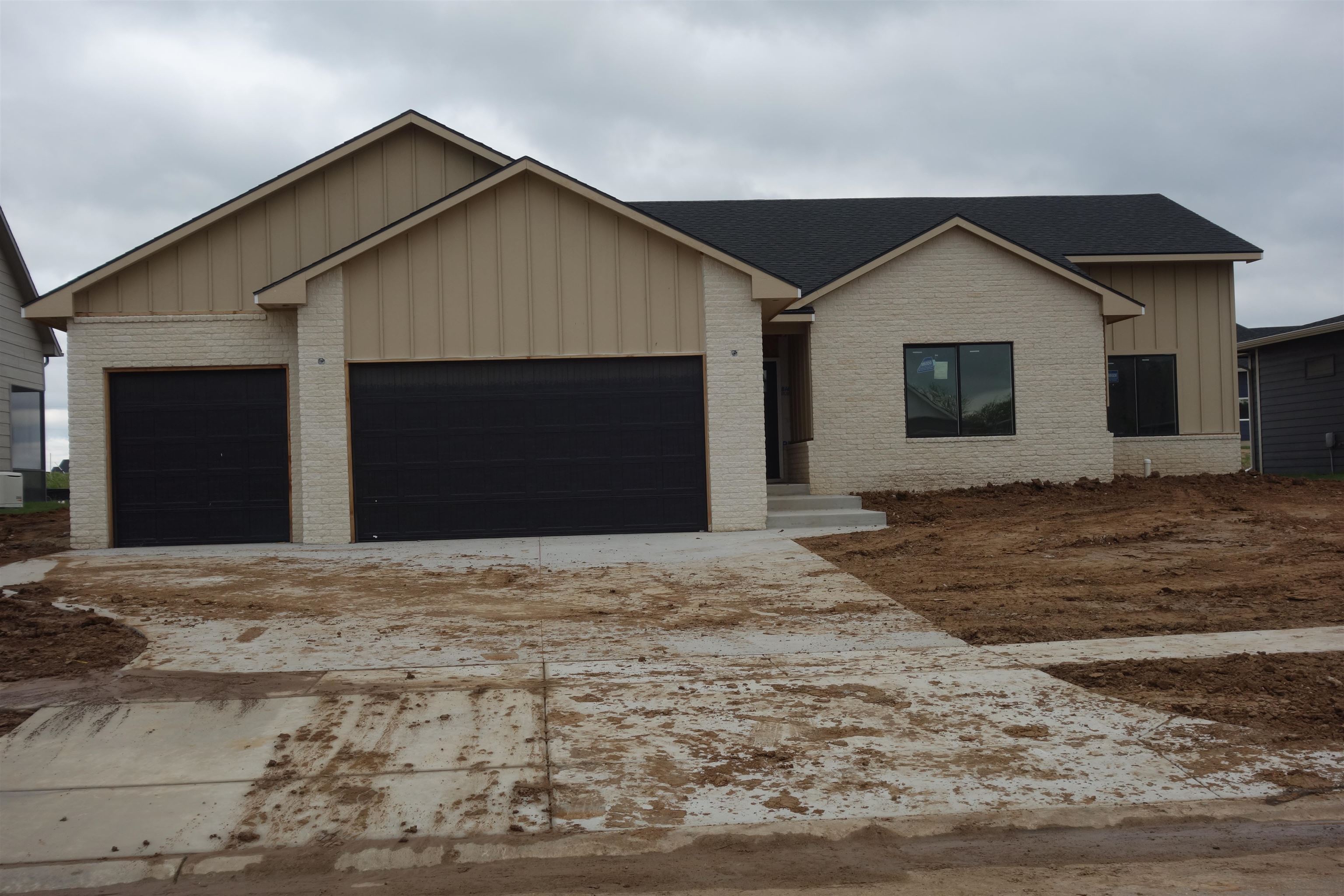 1506 N Emerald Valley Dr, Mulvane, KS 67110