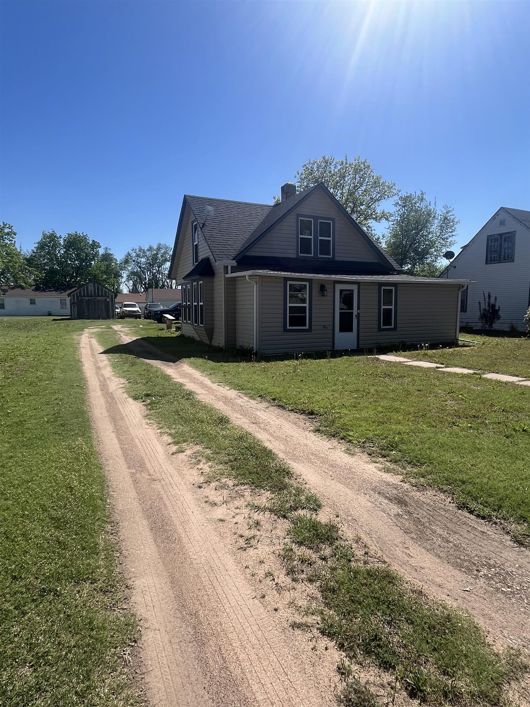 109 E 1st Ave, Turon, KS 67583