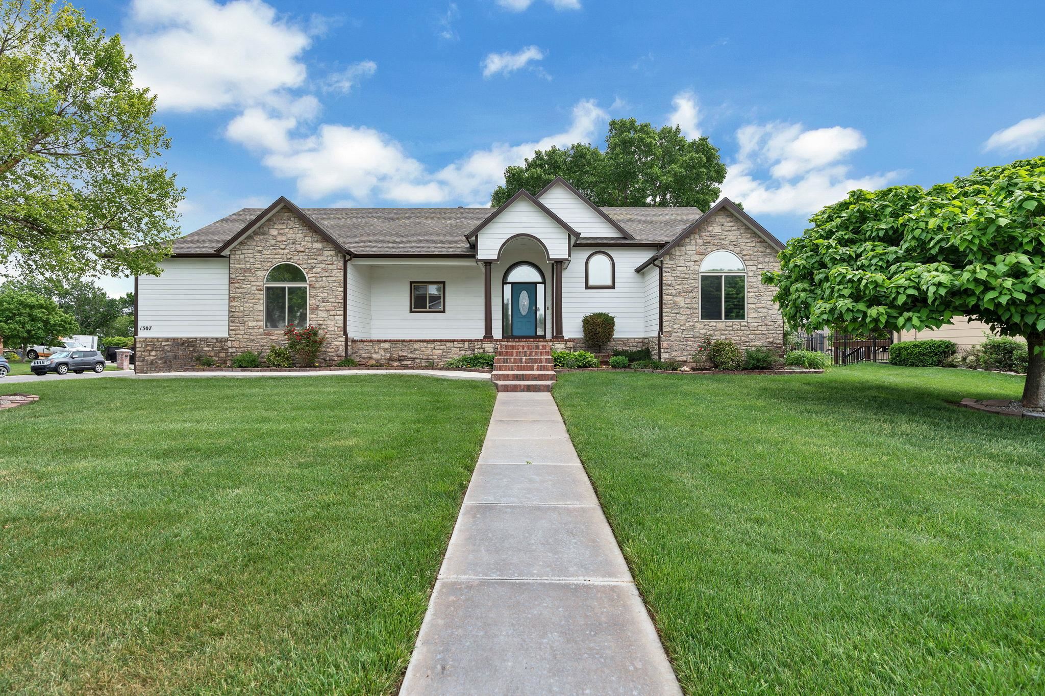 1307 W Hannah Ln, Haysville, KS 67060